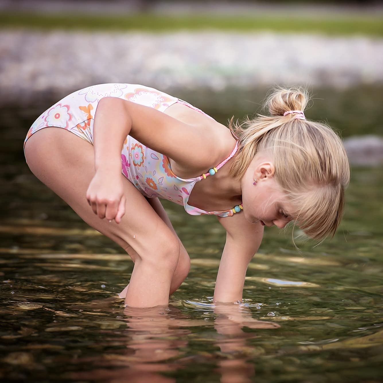 Ein Mädchen in Badeanzug im Wasser