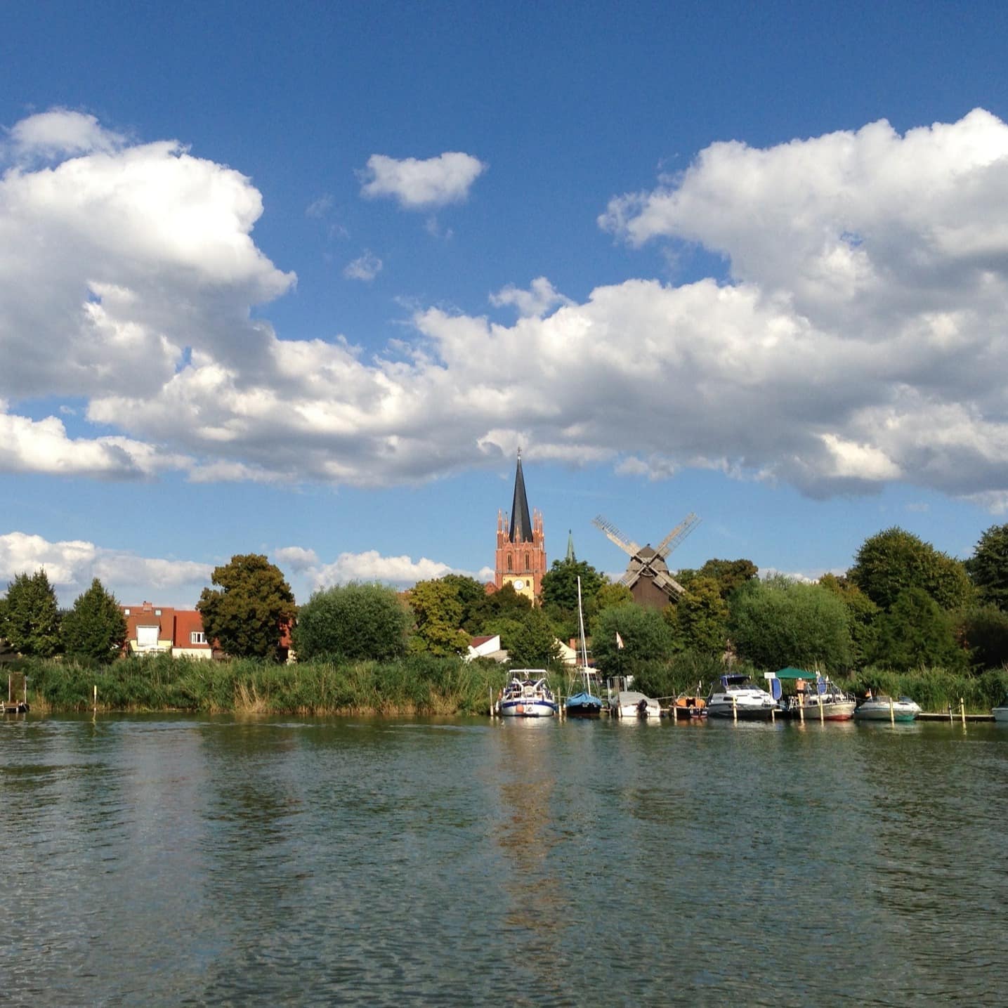 Blick über das Wasser in Brandenburg, Angelboote und Häuser sind zu sehen