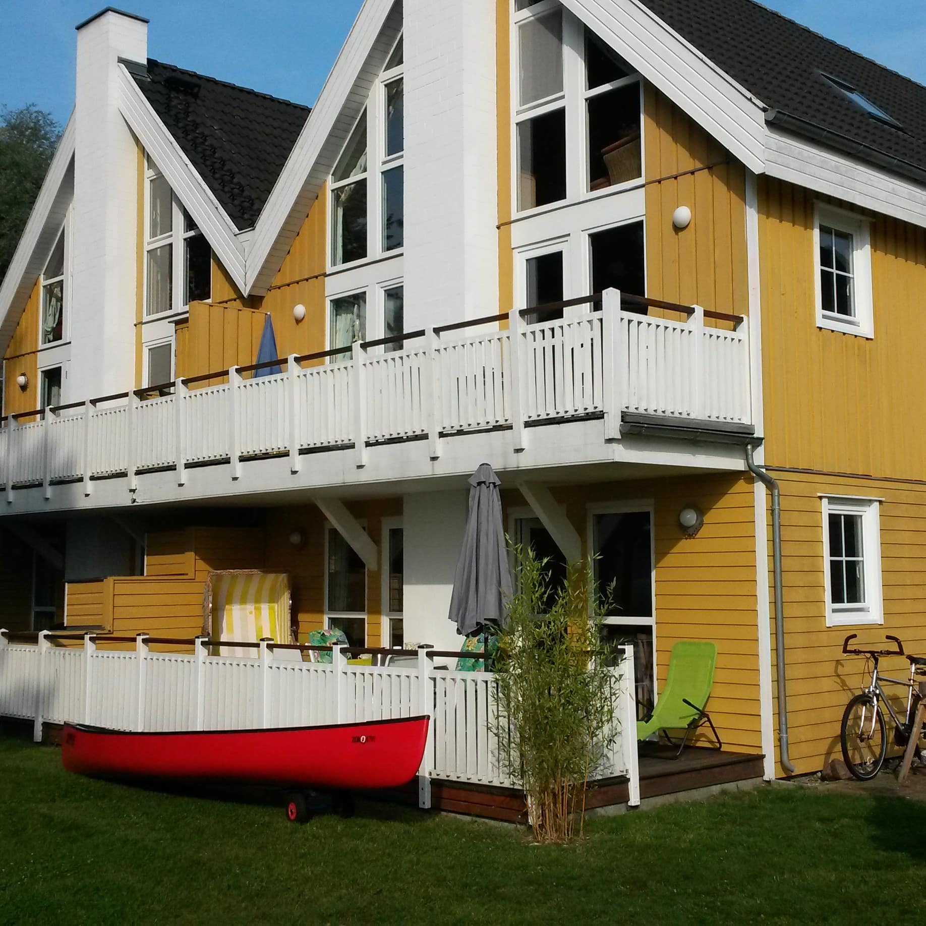 Gelb weißes Holzhaus mit Ferienwohnungen, Garten und Kanu am Scharmützelsee