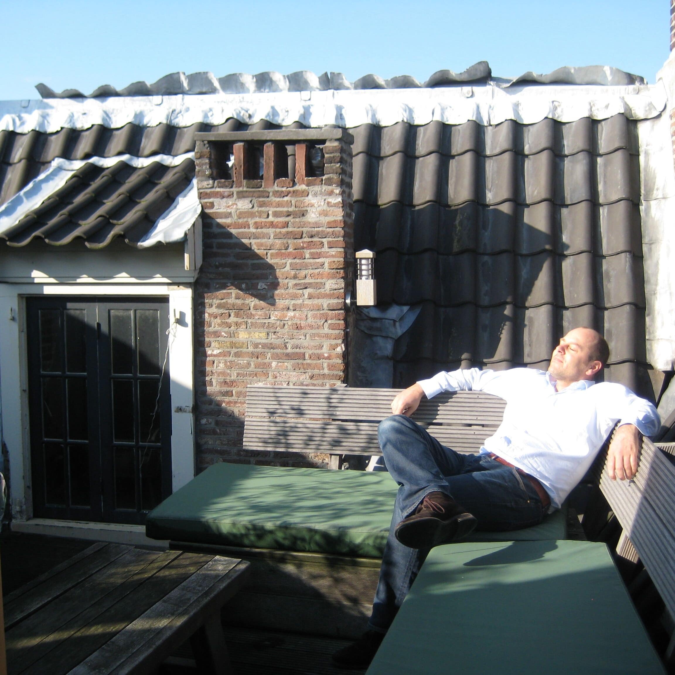 Gemütliche Sitzecke in einer Ferienwohnung in Amsterdam mit Couch, Couchtisch und Esstisch im Hintergrund
