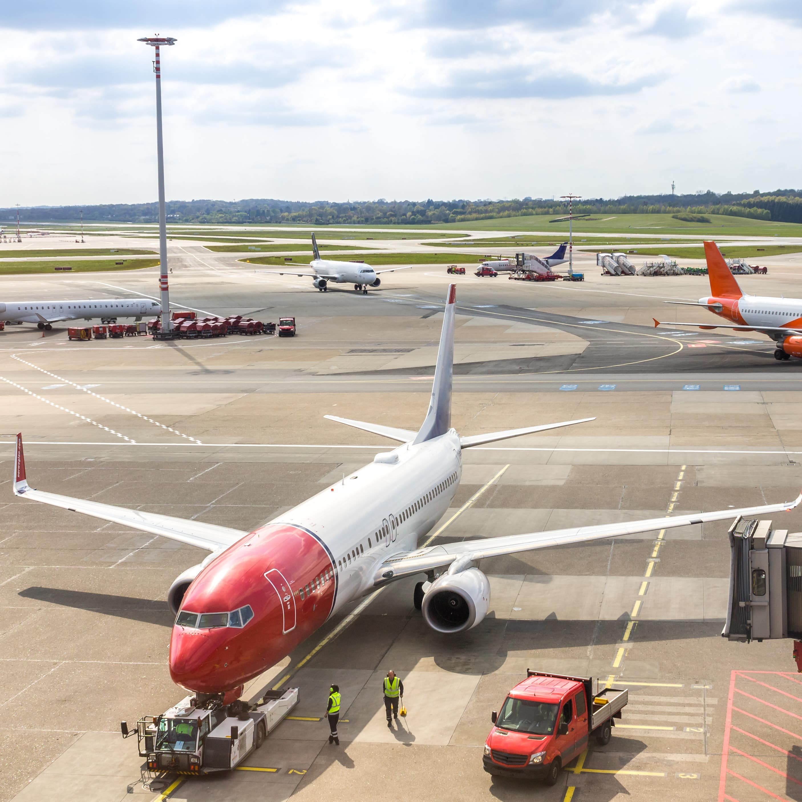 Flugzeuge auf dem Rollfeld des Hamburger Flughafens.