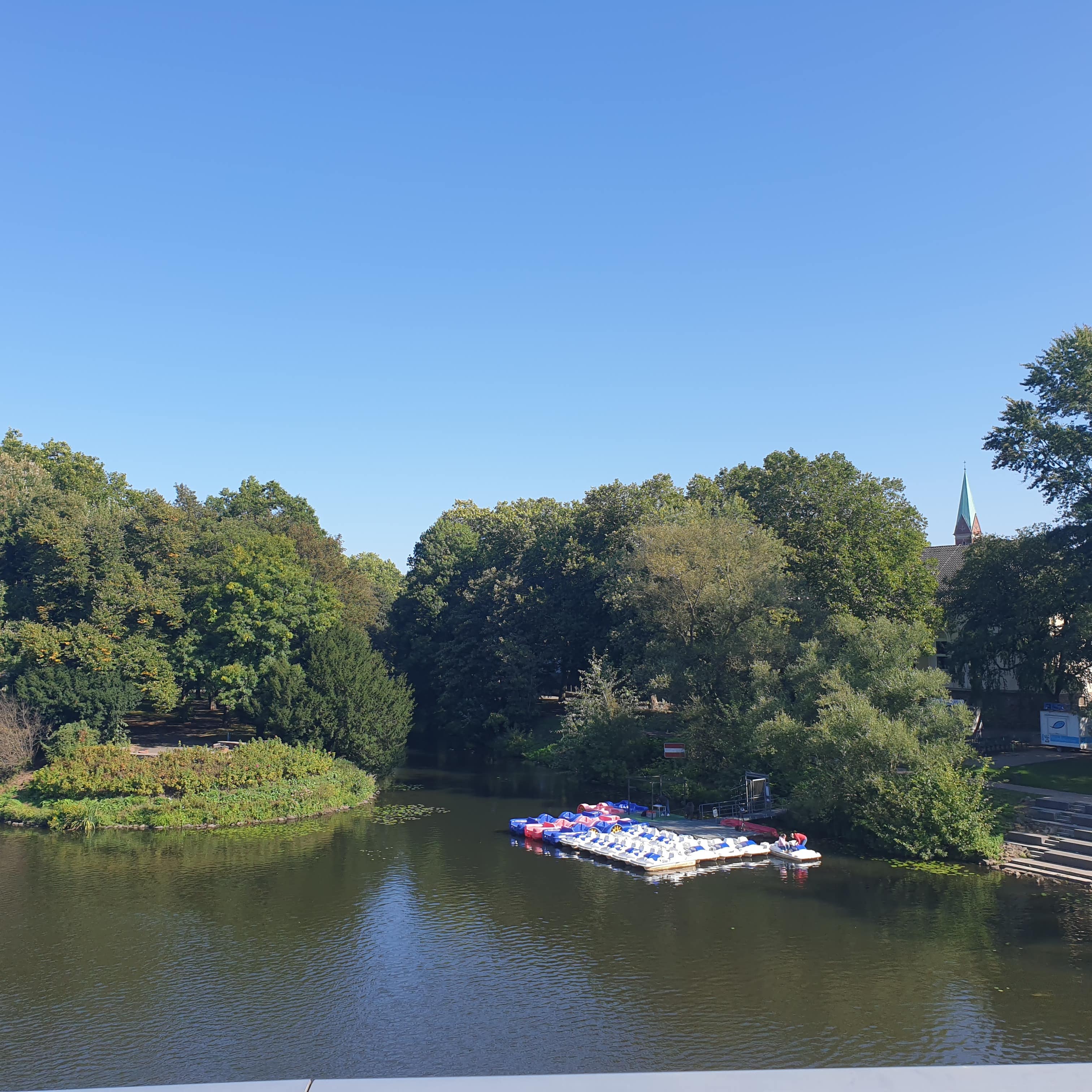Blick auf die Brehminsel, rechts am Ufer Tretboote.