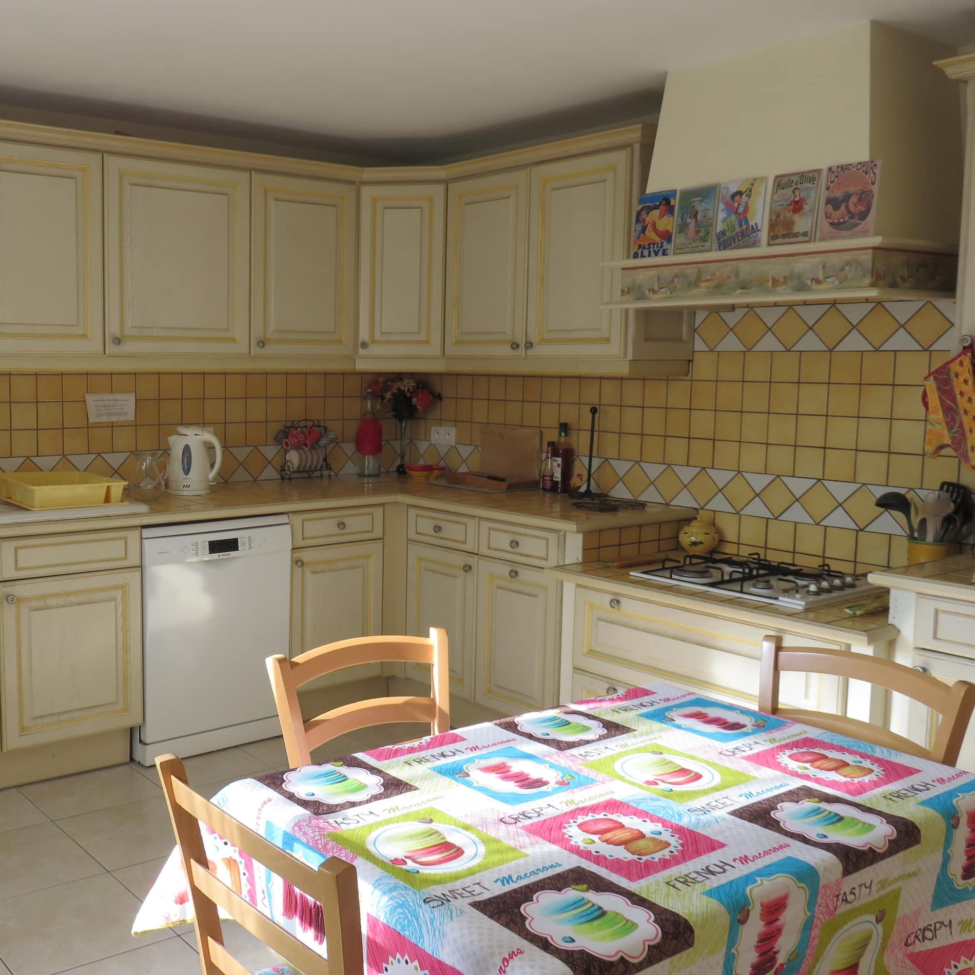 Geräumige Küche in Pastellfarben mit Gasherd und Geschirrspüler in der Ferienwohnung