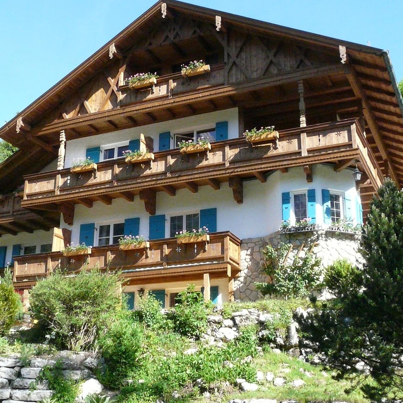 Ein typisch bayerisches Haus mit Ferienwohnungen und Garten
