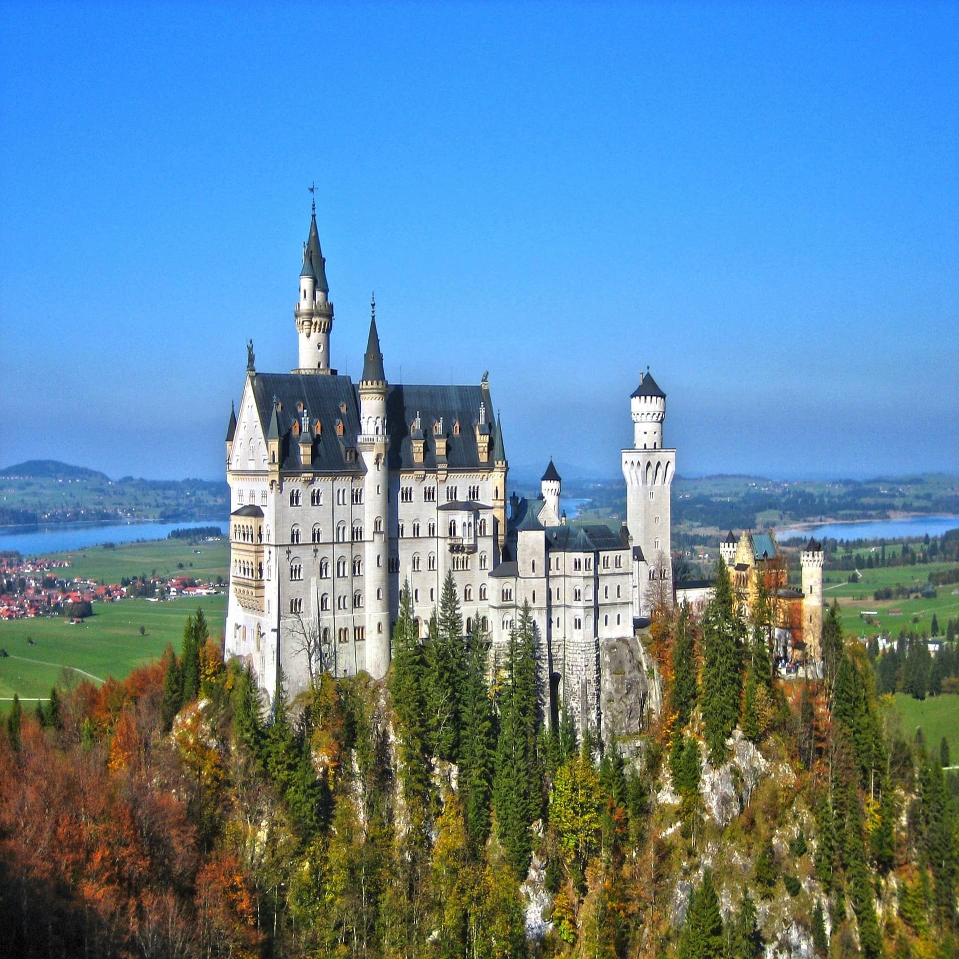 Blick auf Schloss Neuschwanstein im herbstlichen Sonnenschein.