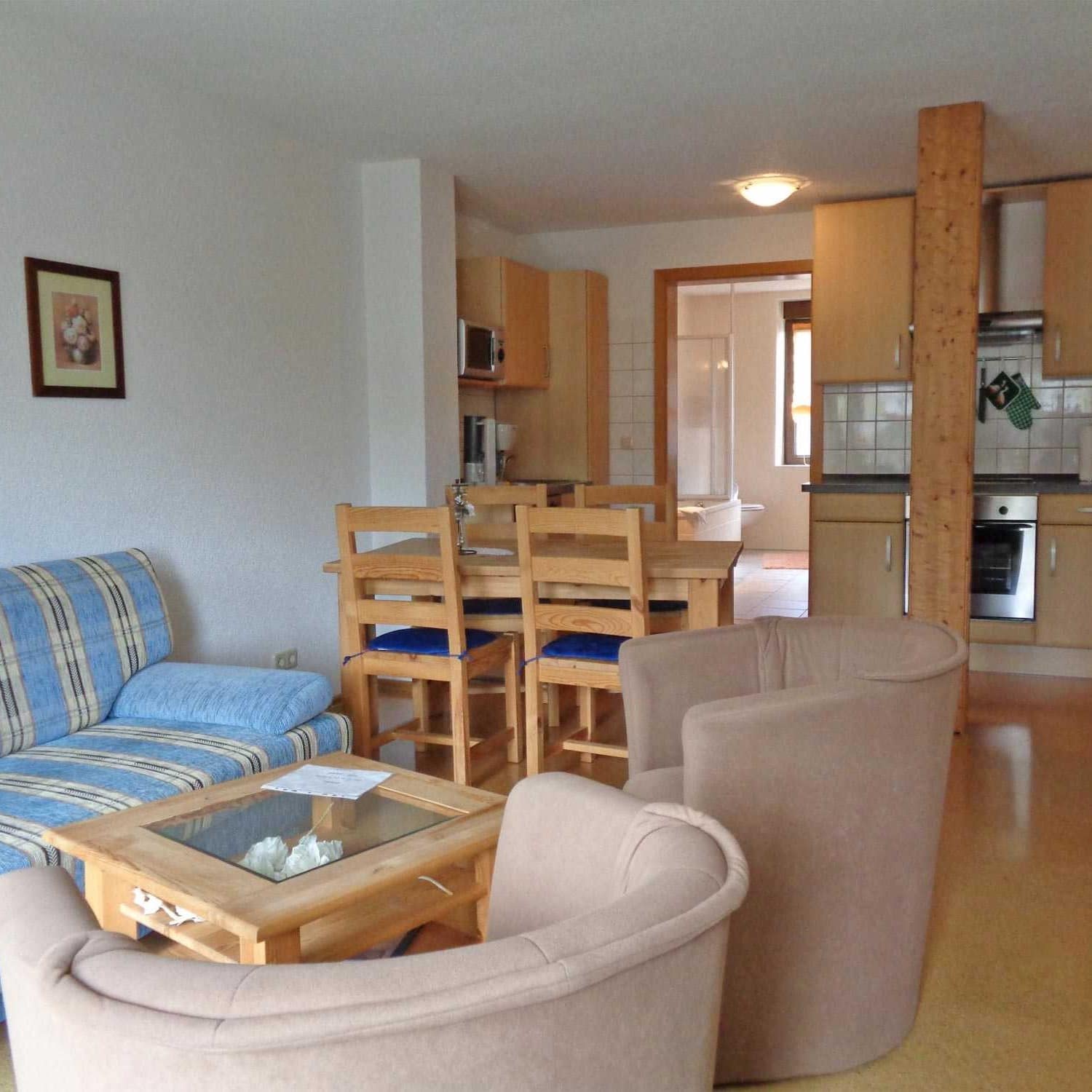 Wohnküche einer Ferienwohnung in Oberwiesenthal mit heller Ausstattung