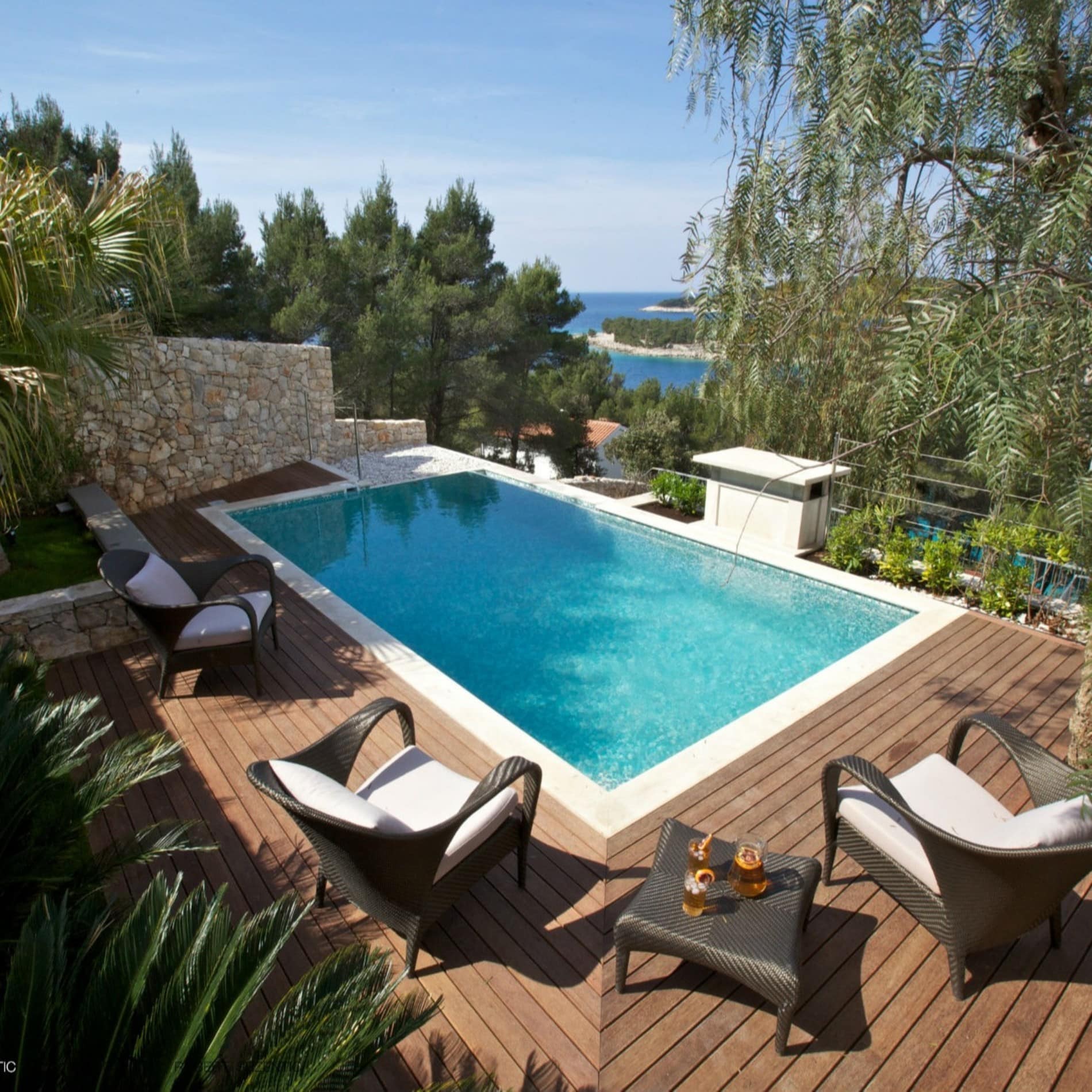 Pooldeck mit Stühlen eines Bungalows in Kroatien mit Meerblick