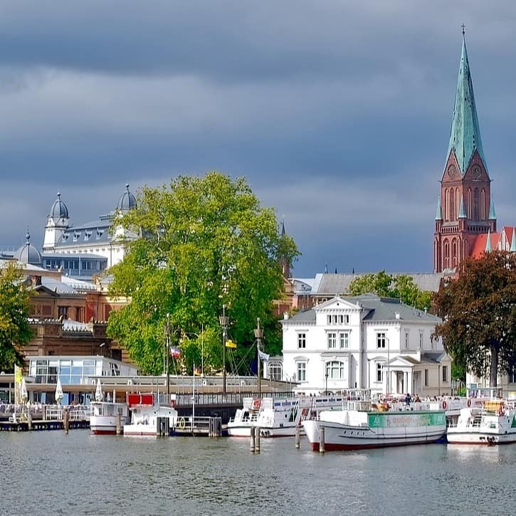 Die „Weiße Flotte“ legt direkt am Rande der Altstadt an gegenüber der Schlossinsel an und lädt zu Bootsausflügen auf dem Schweriner See ein.