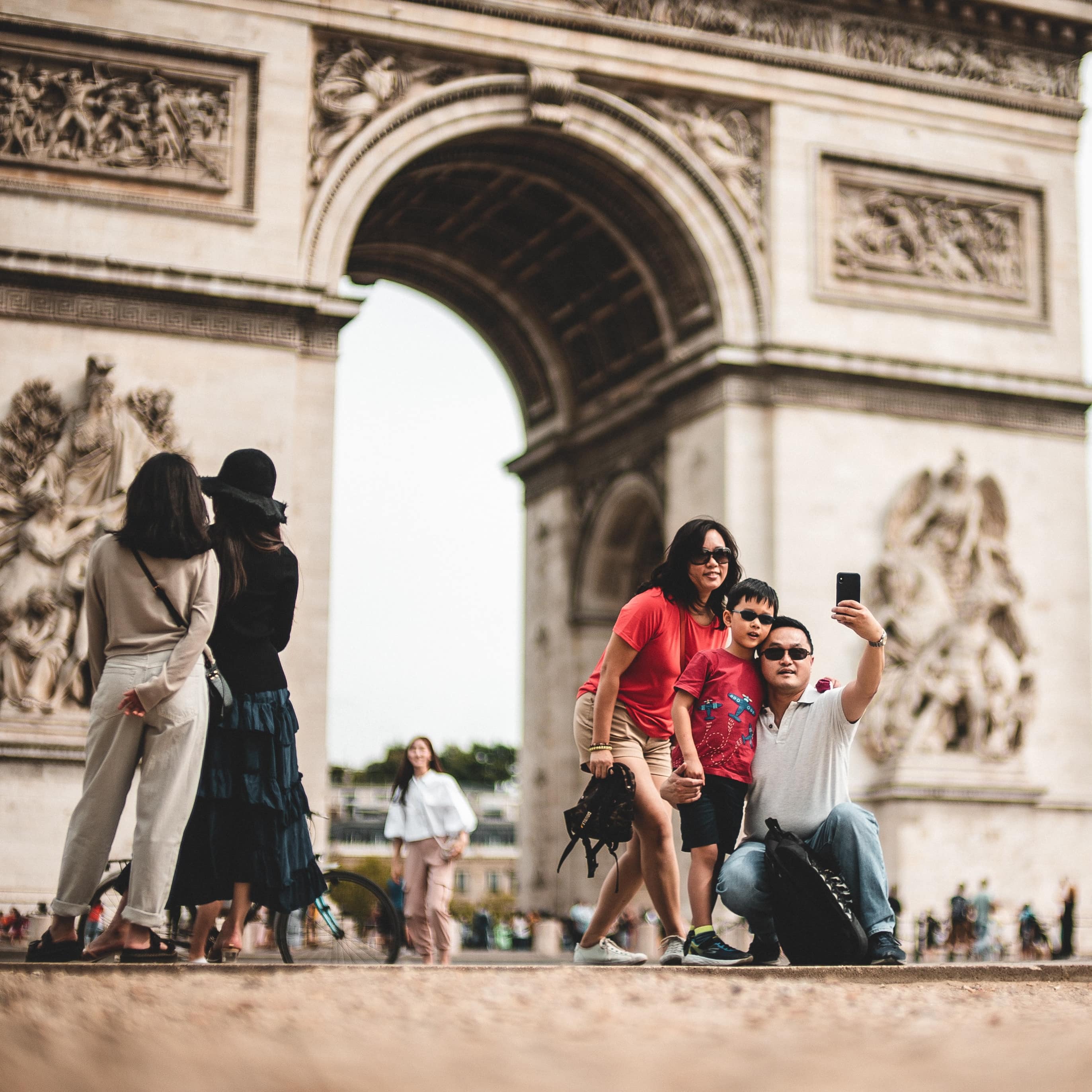 Eine Familie vor dem Arc de Triomphe