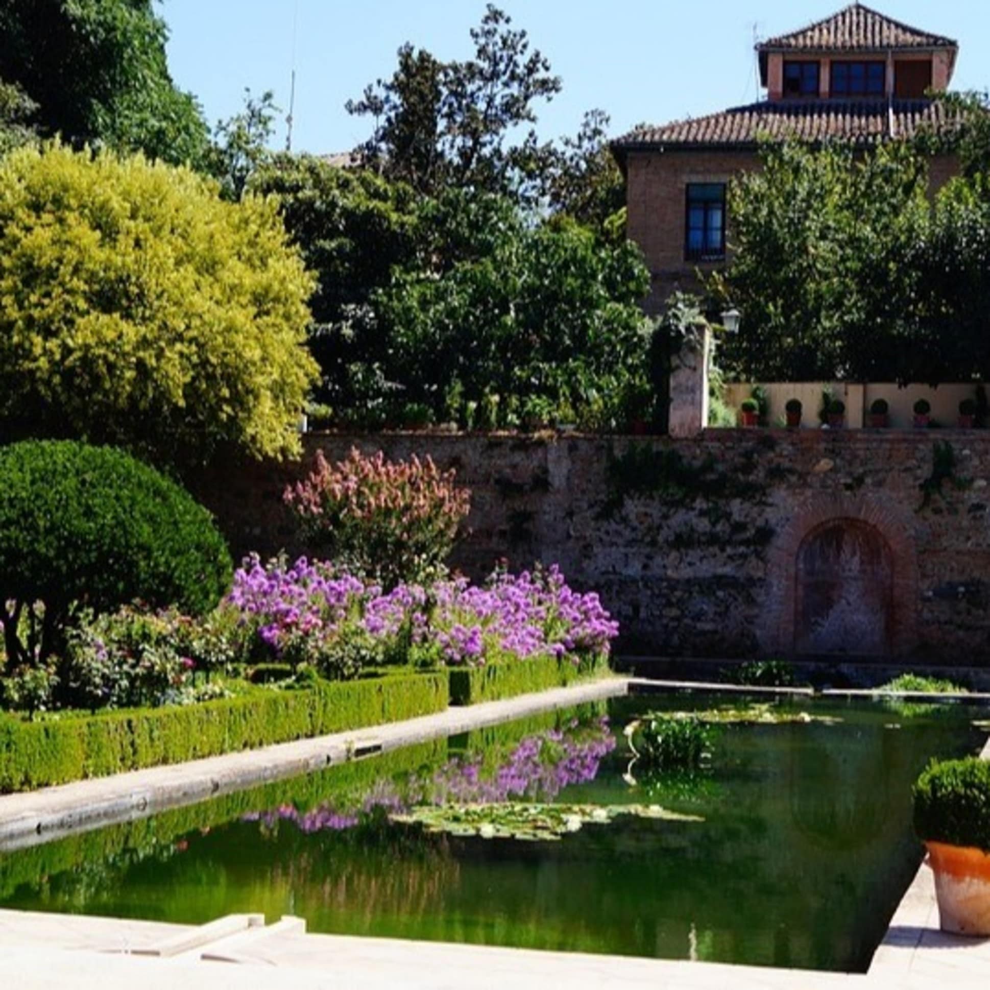 Herrschaftliche Finca in Andalusien mit gepflegtem Garten und Teich