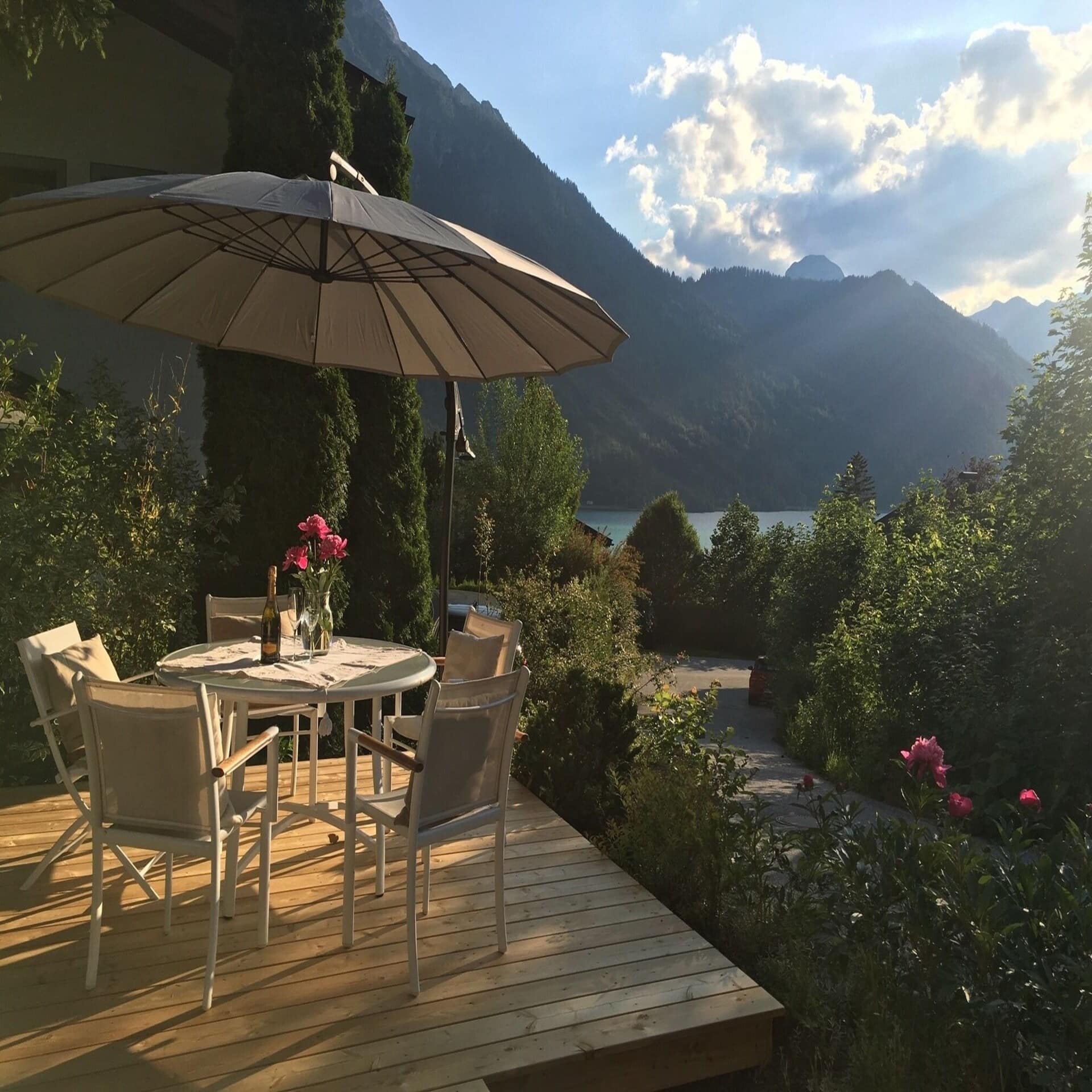 Berg und Seeblick – Sonnenterrasse mit Tisch und Stühlen am Achensee in Tirol