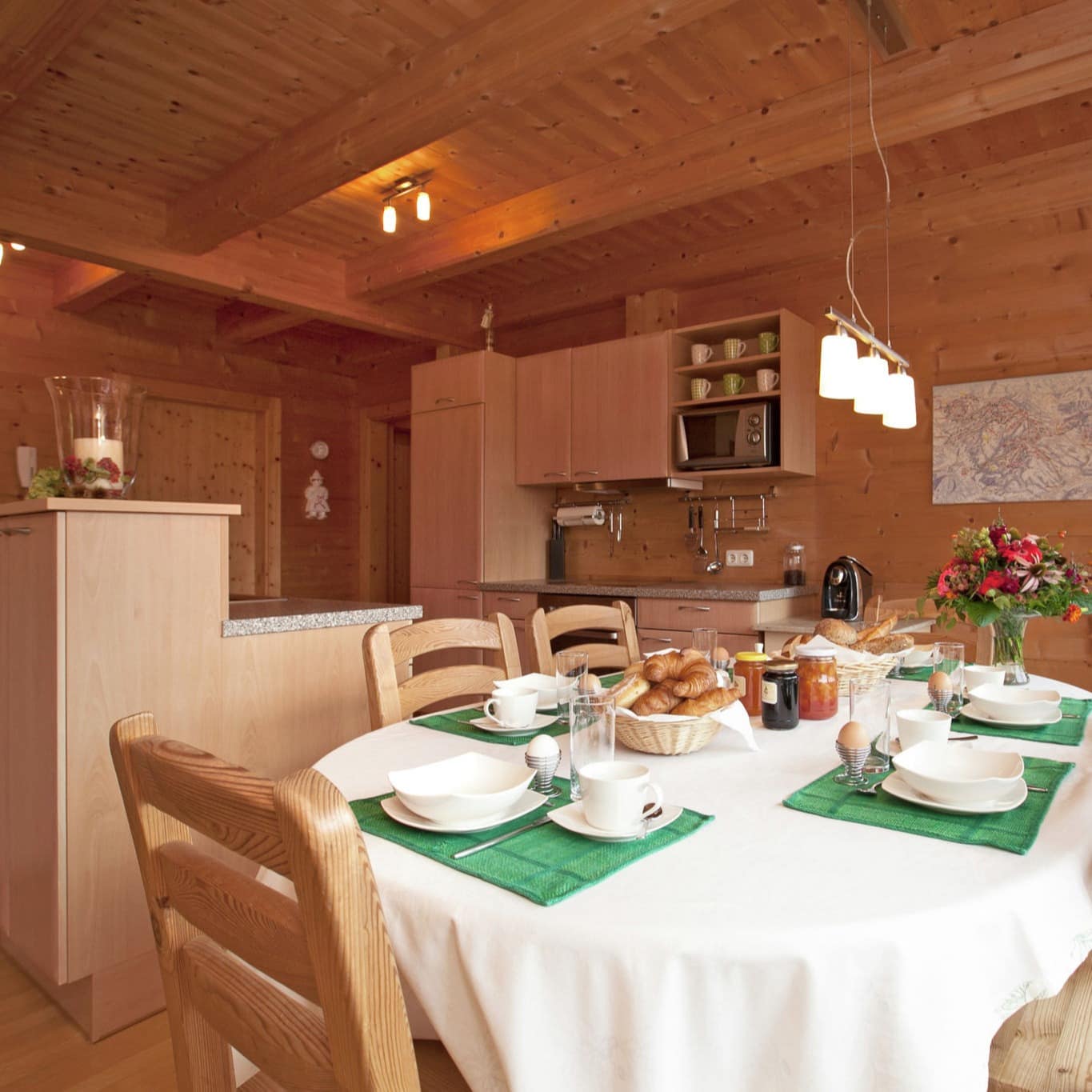 Wohnzimmer einer Ferienwohnung in Ellmau mit Frühstückstisch
