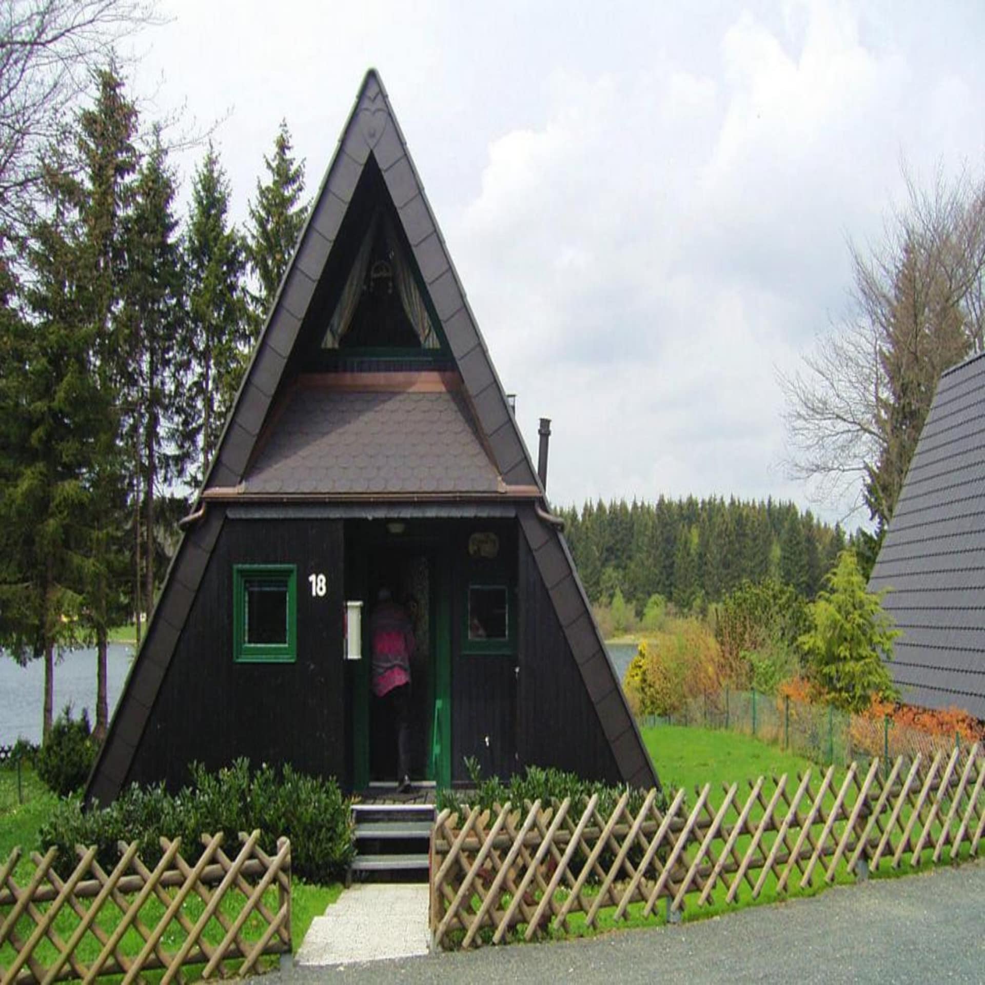 Braunes Nurdachhaus mit Garten direkt am See.