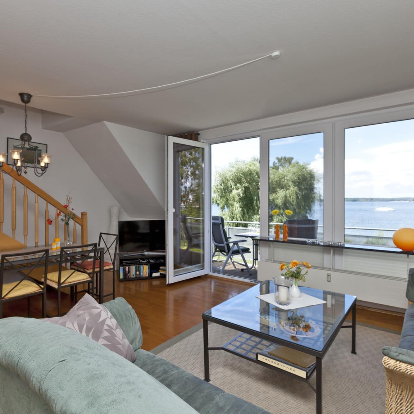 Das Wohnzimmer einer Ferienwohnung an der Müritz mit Blick auf den See