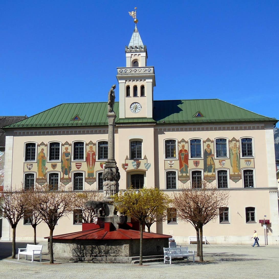 Schickes Pflaster – Bad Reichenhall bezaubert mit seinen historischen Bauwerken, wie dem Alten Rathaus.