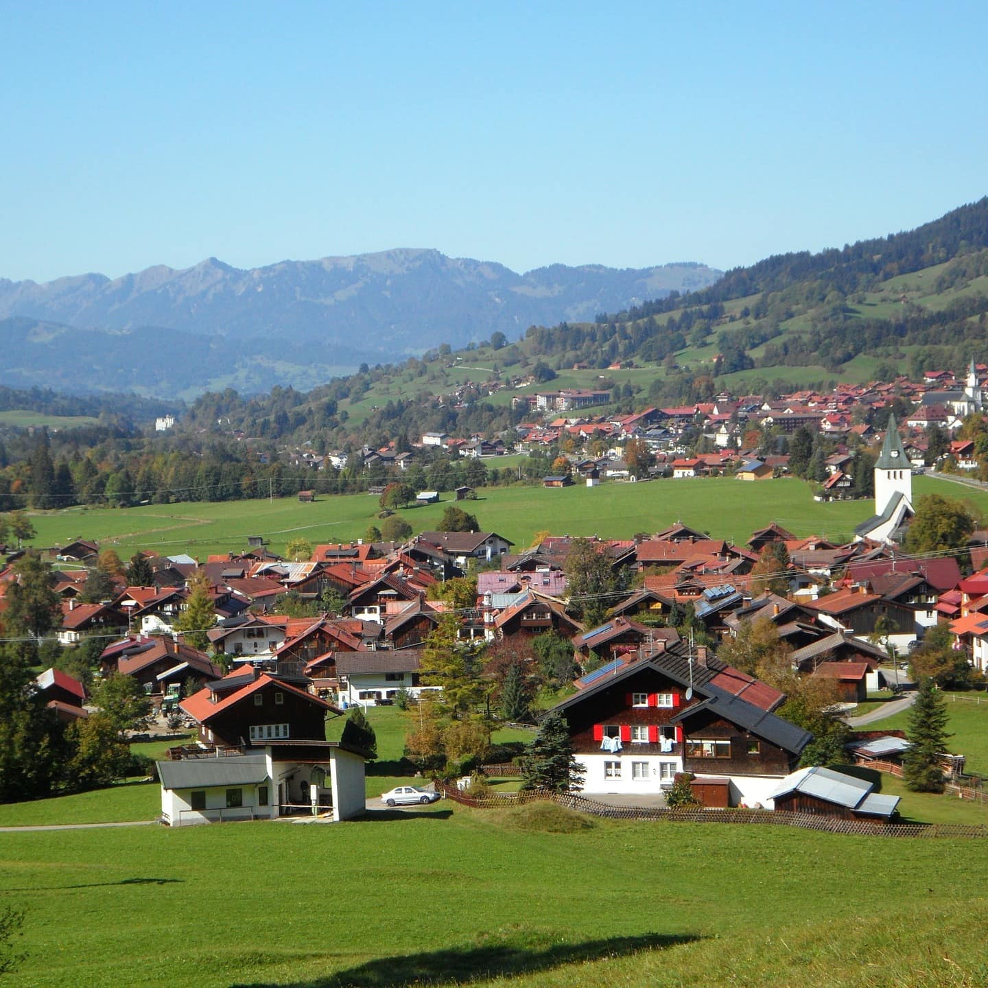 Panoramablick auf ein Dorf im Allgäu