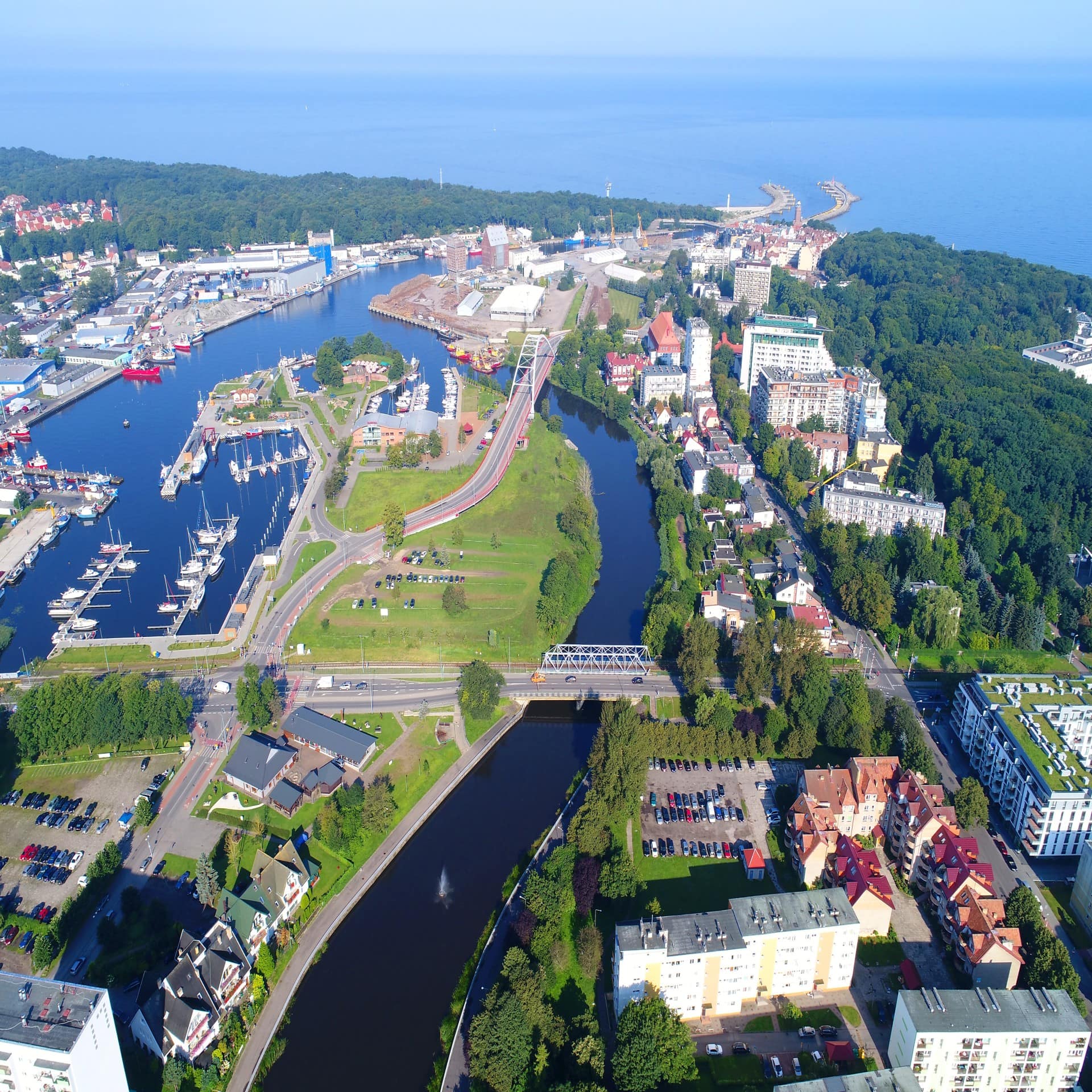 Blick aus der Luft auf das sonnige Kolberg und die polnische Ostsee.