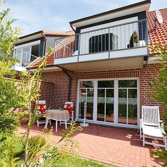 Blick auf die Terrasse einer Ferienwohnung in Norden in einem roten Backsteinhaus 