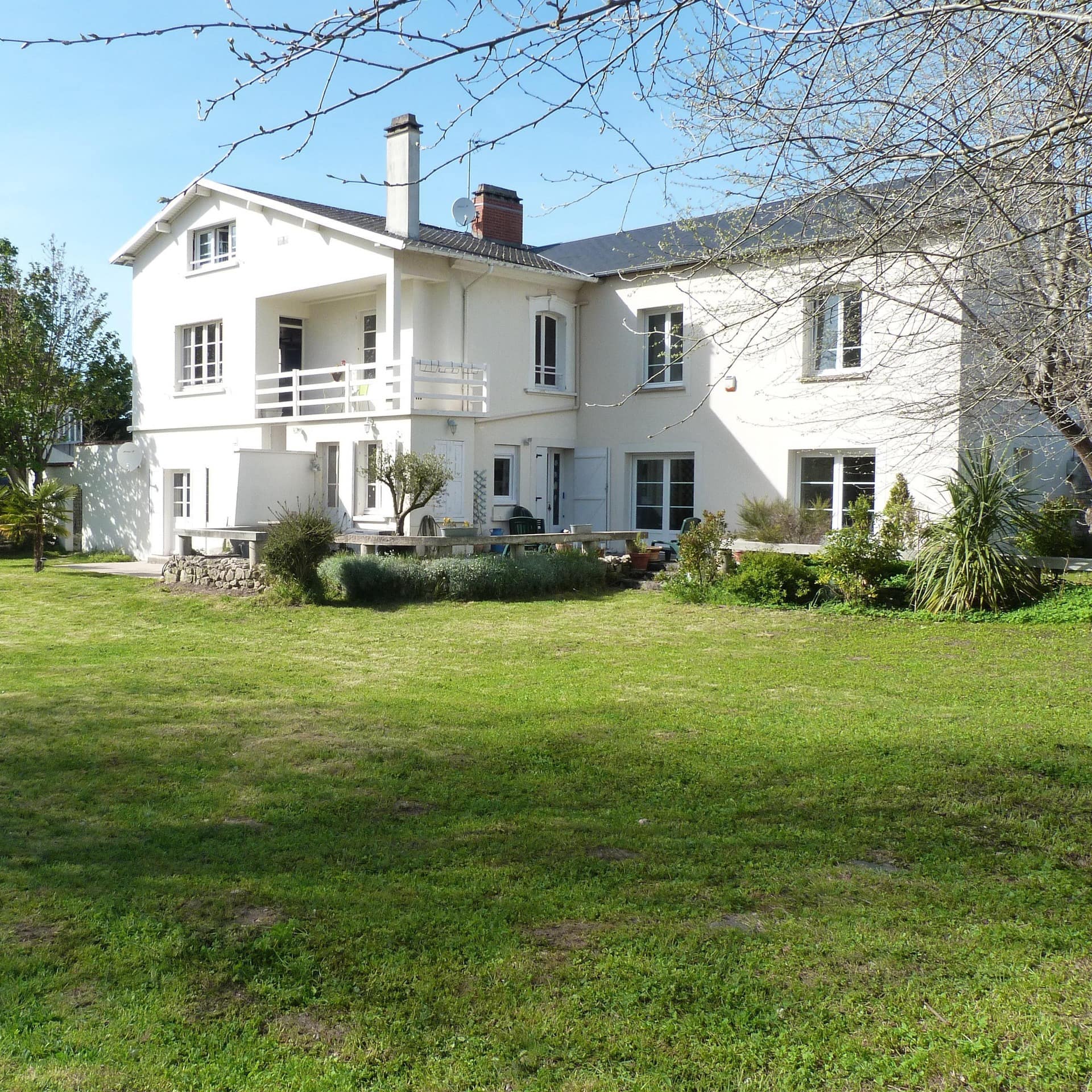 Ein zweistöckiges Ferienhaus in der Normandie mit Garten und Balkon