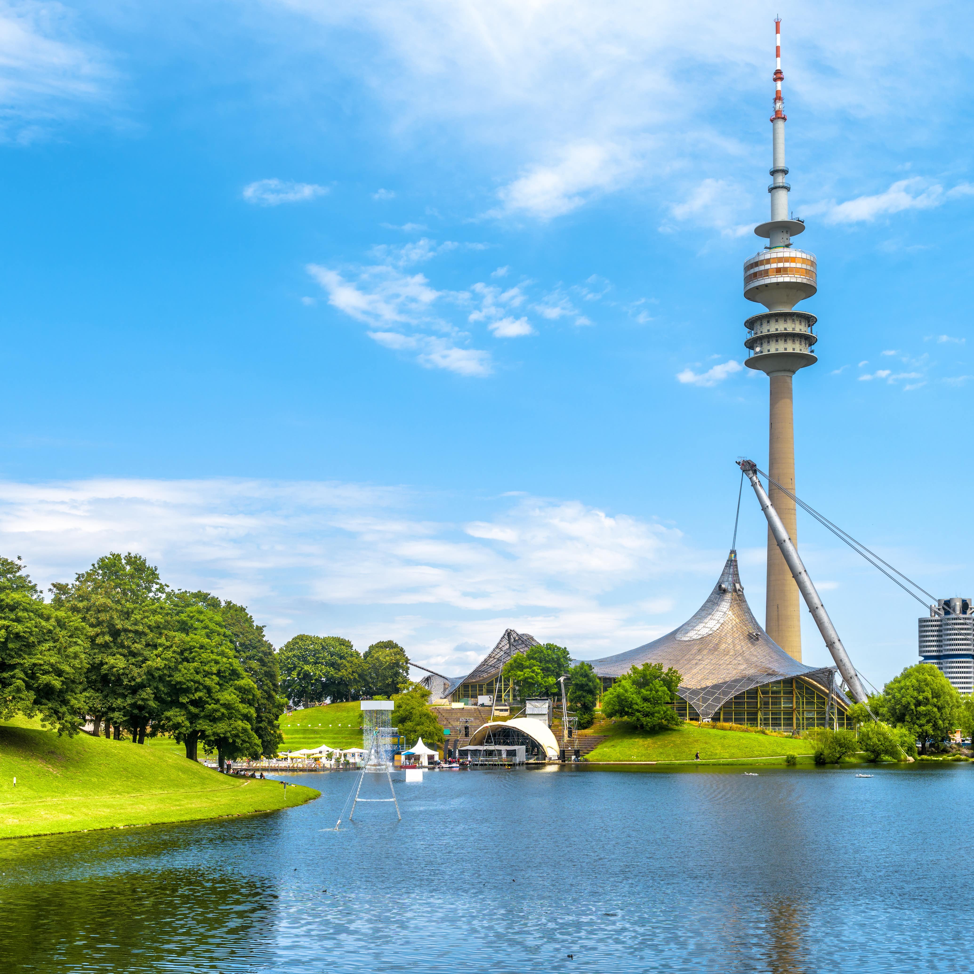 Panoramablick auf den sommerlichen Olympia Park und den Olympia Turm.