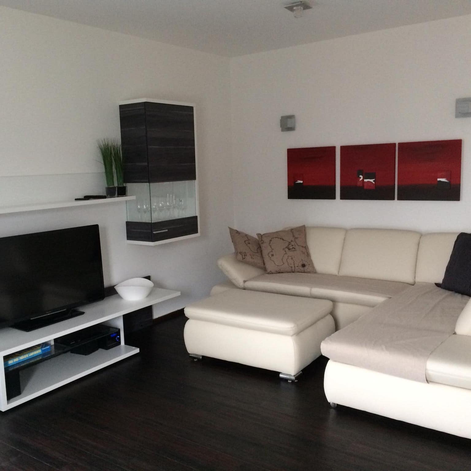 Wohnzimmer einer modern eingerichteten Ferienwohnung am Bodensee