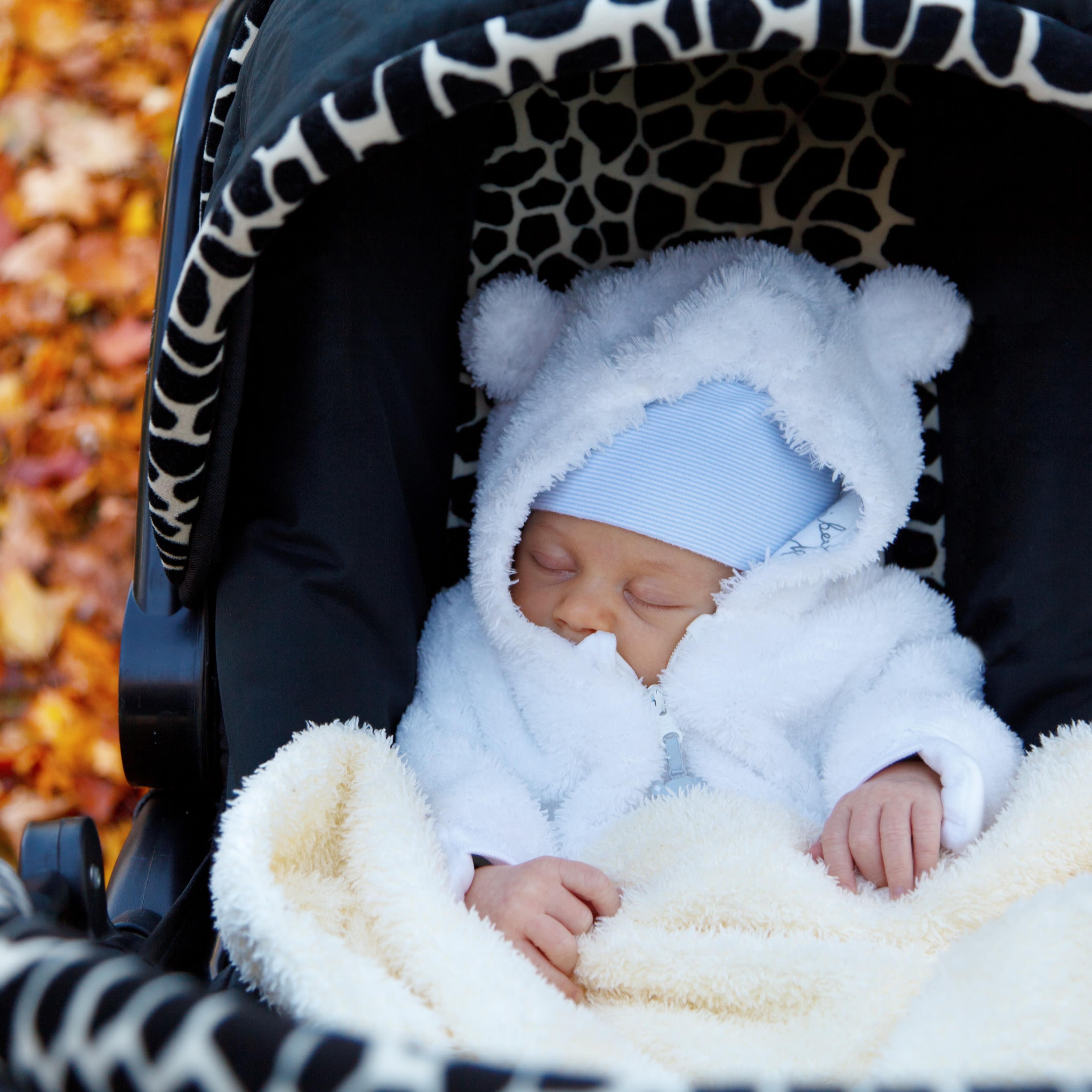 Ein schlafendes Baby in einem Kinderwagen.