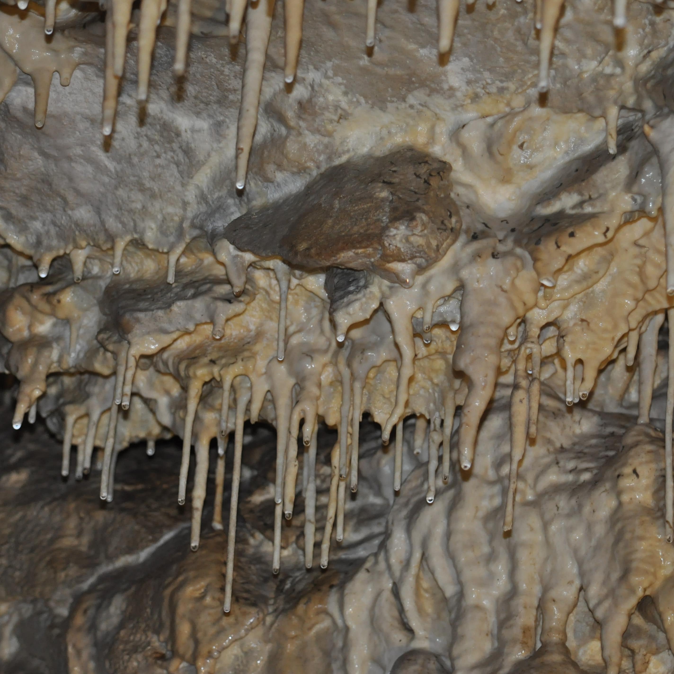Stalaktiten in einer Tropfsteinhöhle