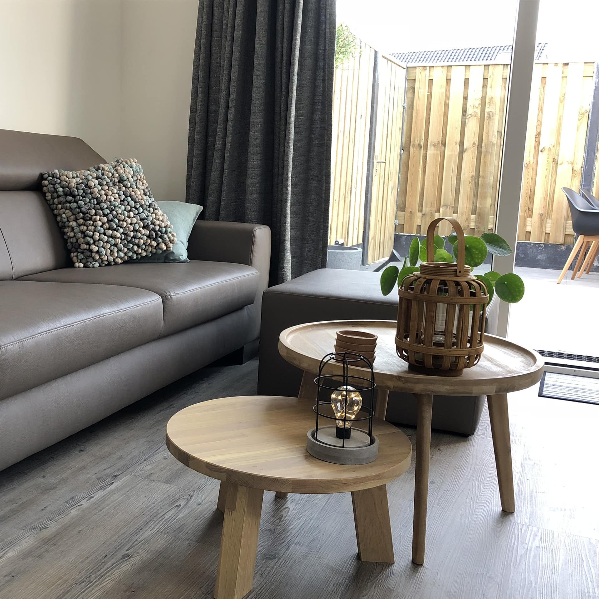 modern eingerichtete Ferienwohnung in Zoutelande mit Sofa, Couchtischen und Ausgang auf die Terrasse