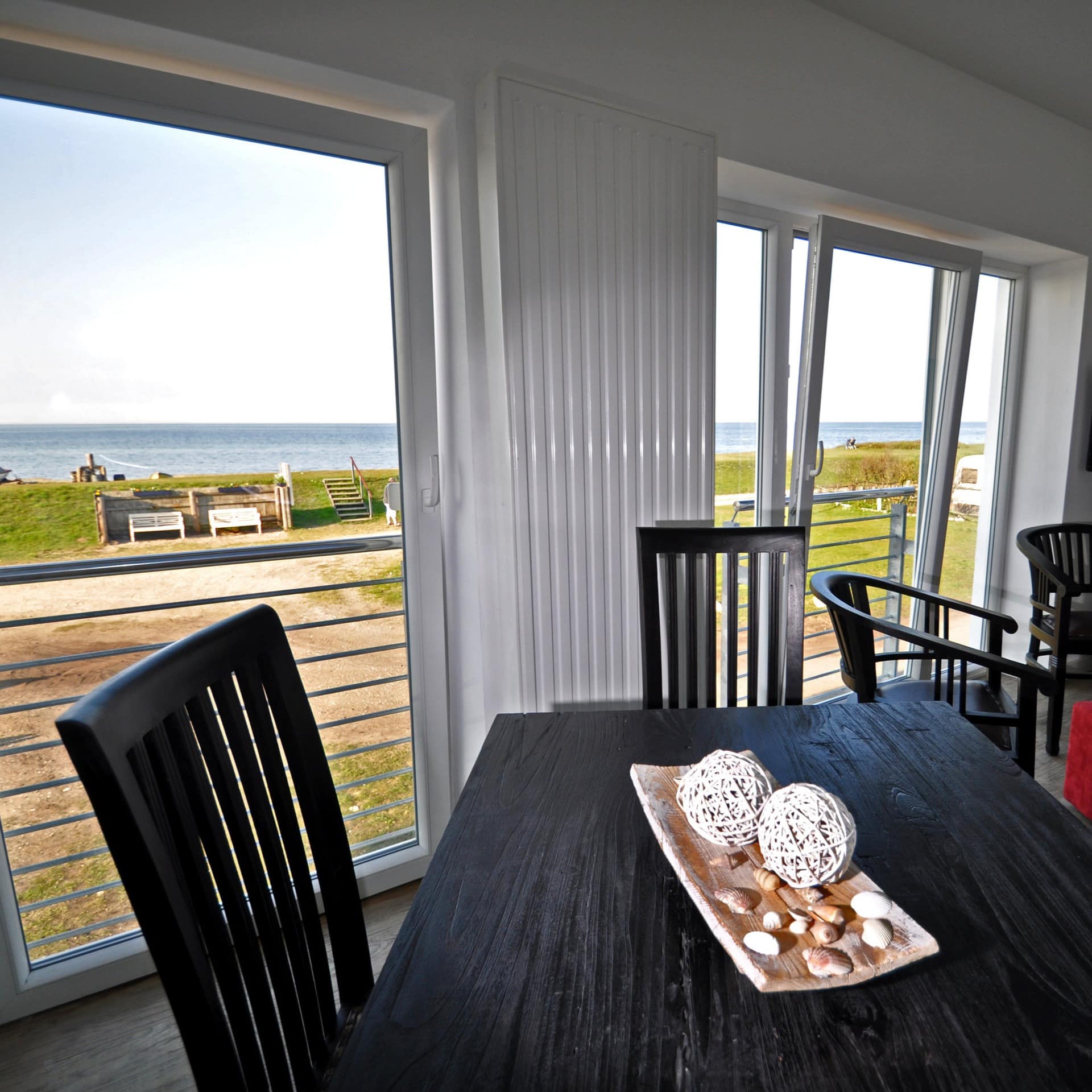 Strandblick vom Esstisch einer traumhaften Fehmarn Ferienwohnung direkt am Meer