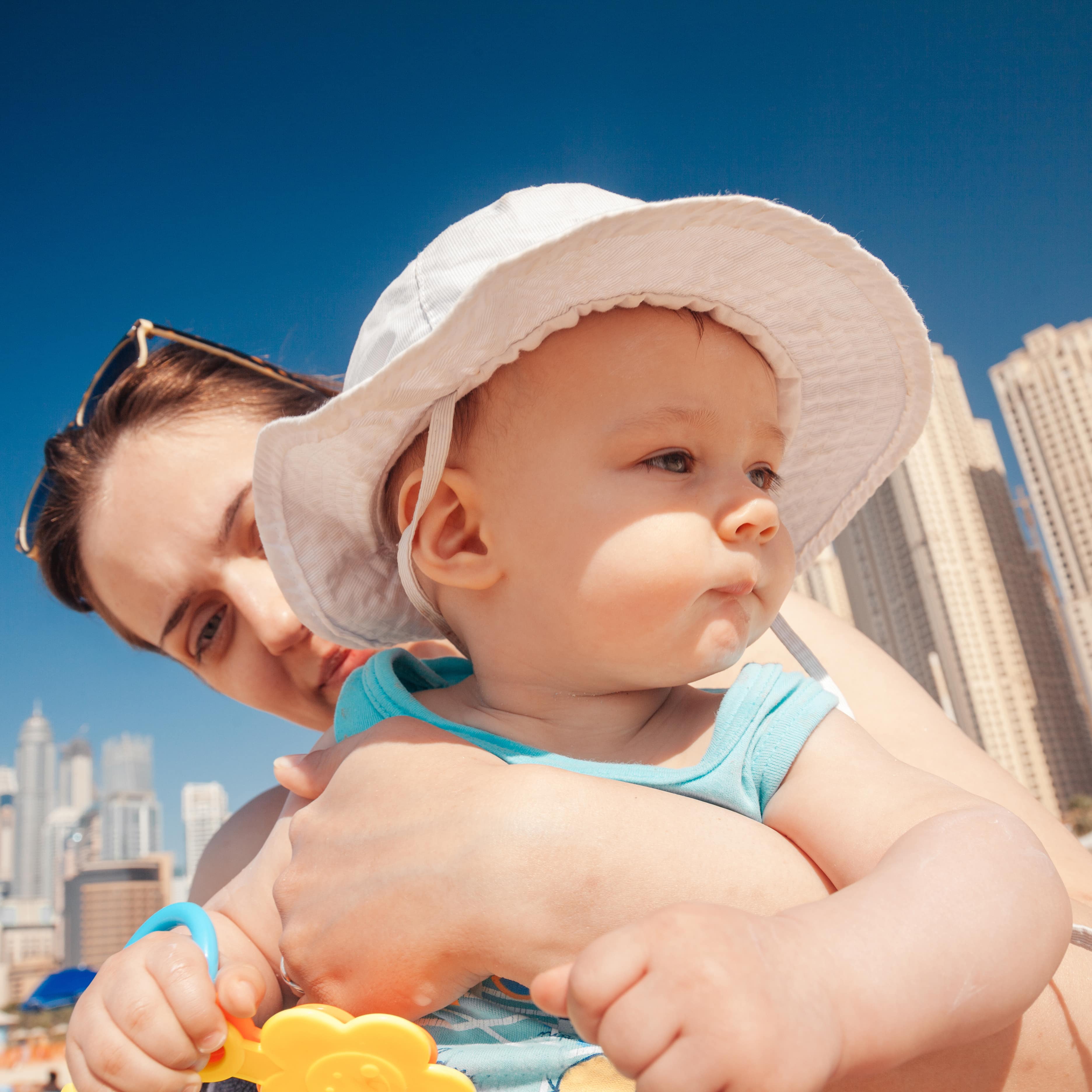 Nahaufnahme: Baby mit Mutter am Strand in Dubai.