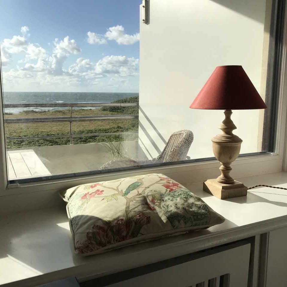 Blick aus dem Wohnzimmer einer Ferienwohnung mit Meerblick in Wenningstedt auf Sylt