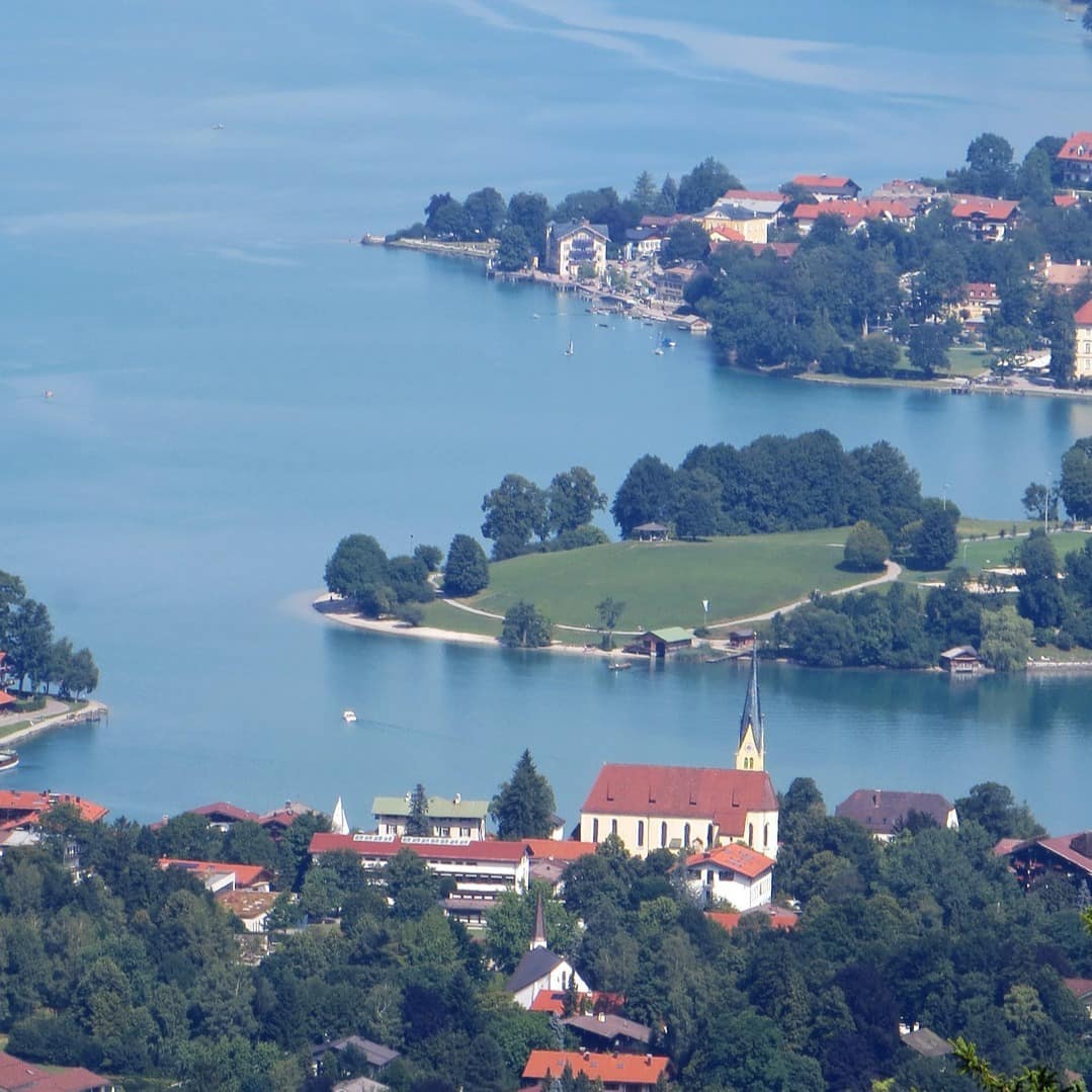 Blick von oben auf den Tegernsee und Rottach-Egern