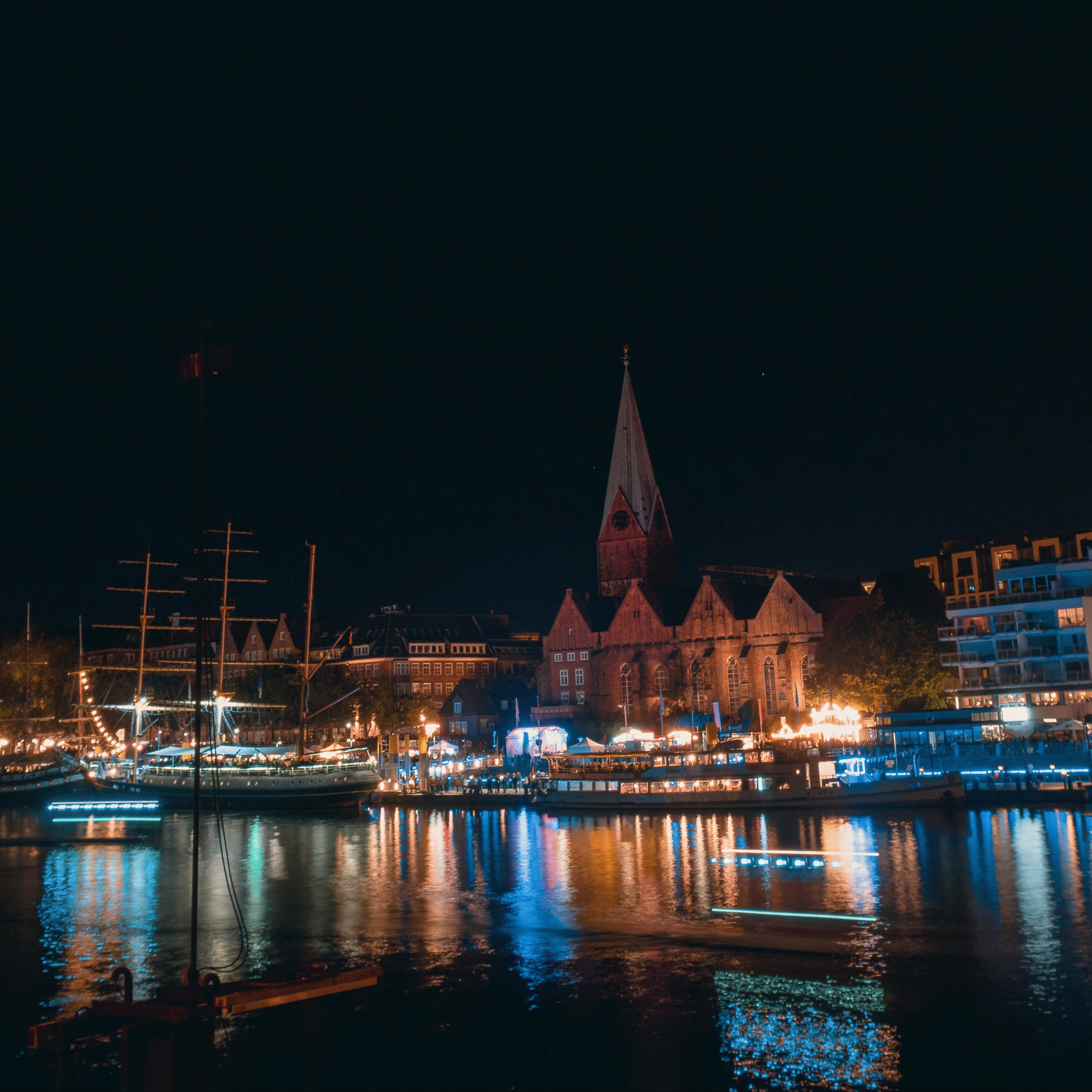 Der Fluss und die Stadt bei Dunkelheit.