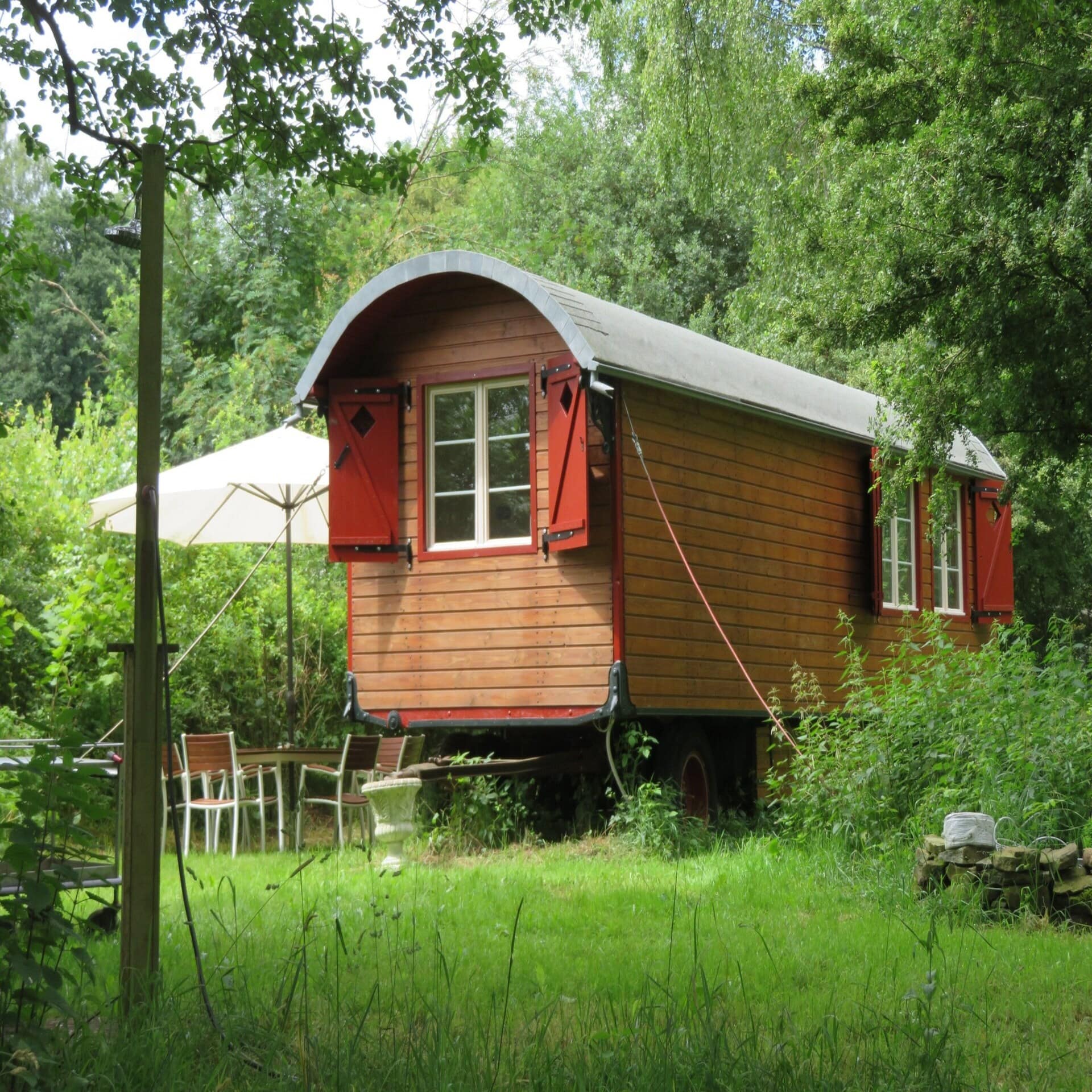 Wie bei den Zigeunern im eigenen Wagon im Wald in Rheinland-Pfalz am See wildromantische Abenteuerurlaube verbringen. 