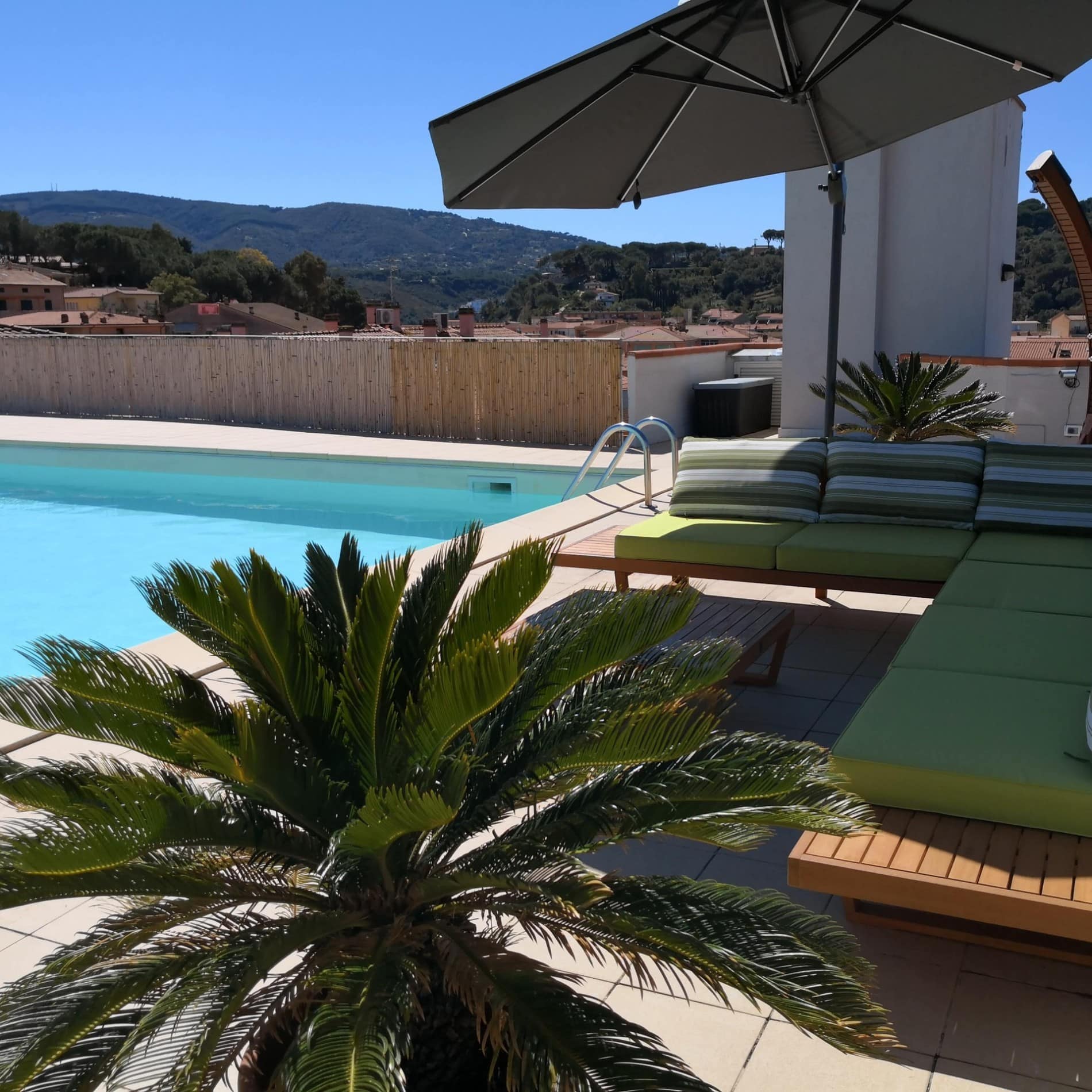 Pool mit Sonnenliegen auf der Insel Elba