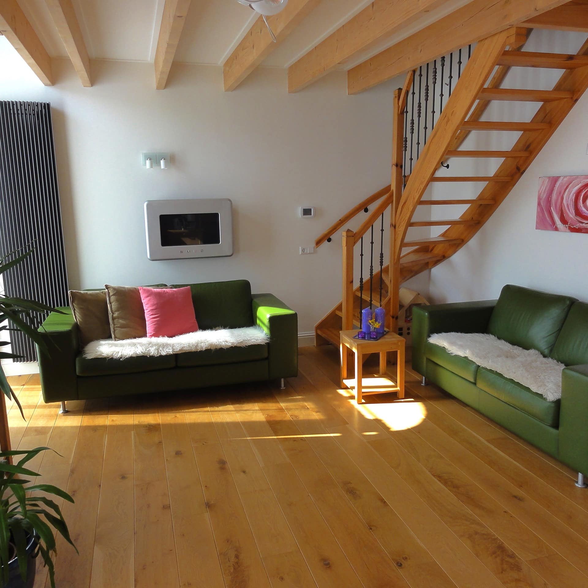 Wohnzimmer eines modernen Ferienhauses in Holland and der Nordsee, eine Treppe führt nach oben