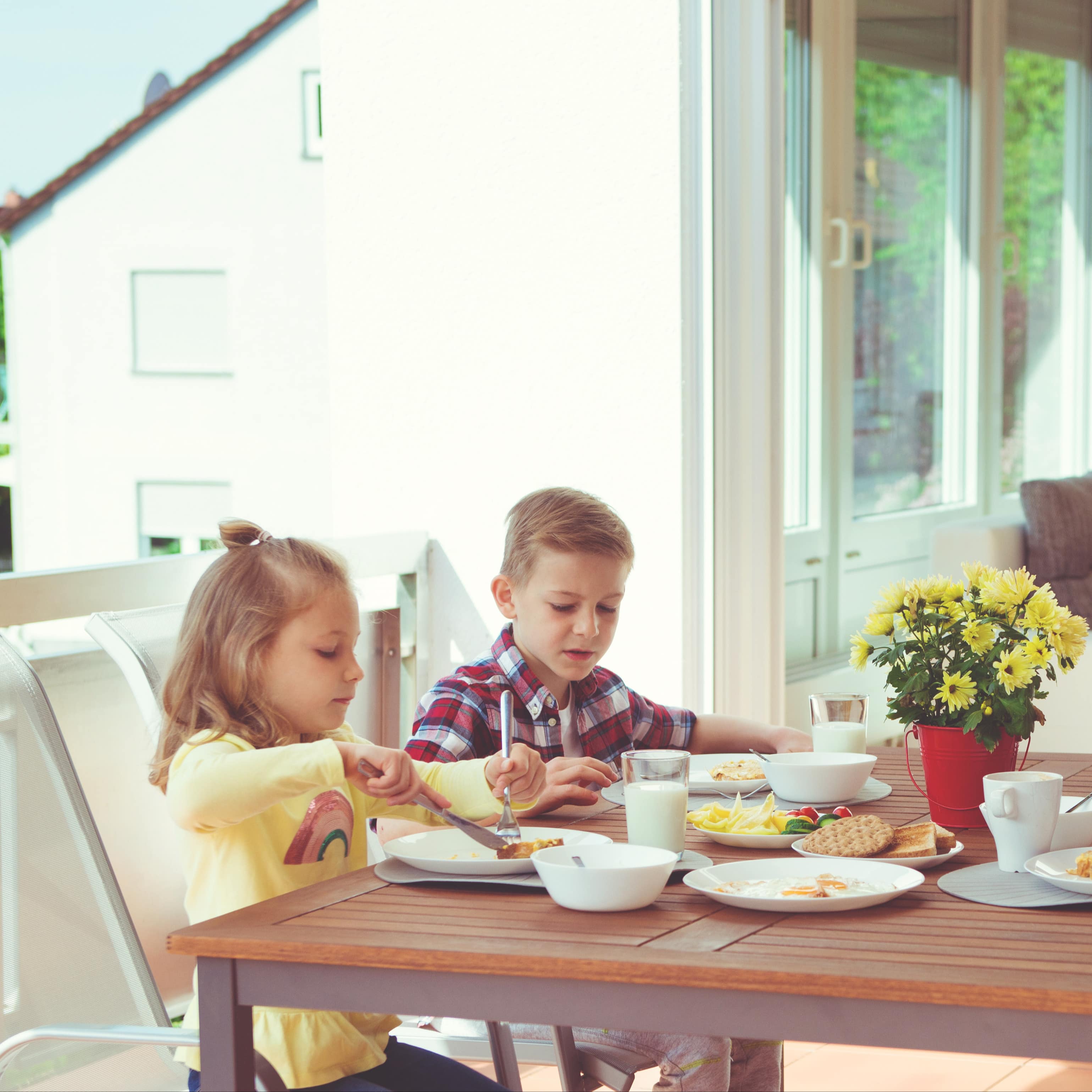 Eine Familie frühstückt auf einer Terrasse