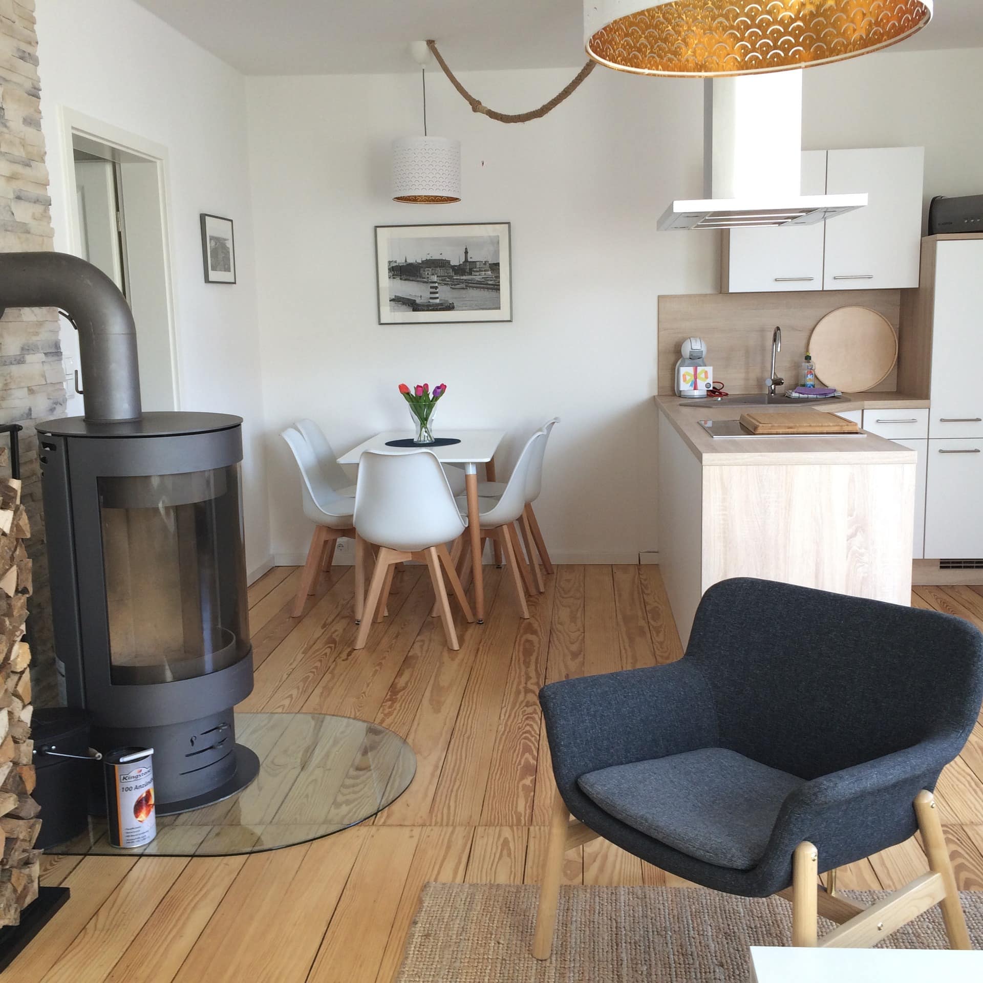 Modern und hochwertig ausgestattete Wohnküche einer Ferienwohnung in Graal-Müritz mit Kamin