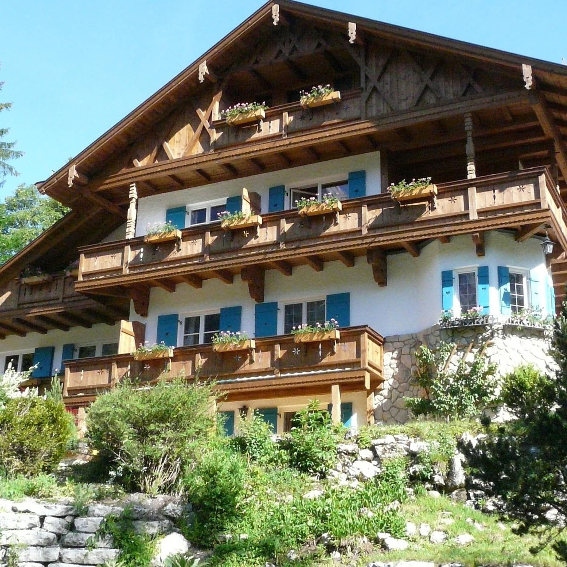 Haus mit Ferienwohnungen in den Bayerischen Alpen im klassischen Baustil