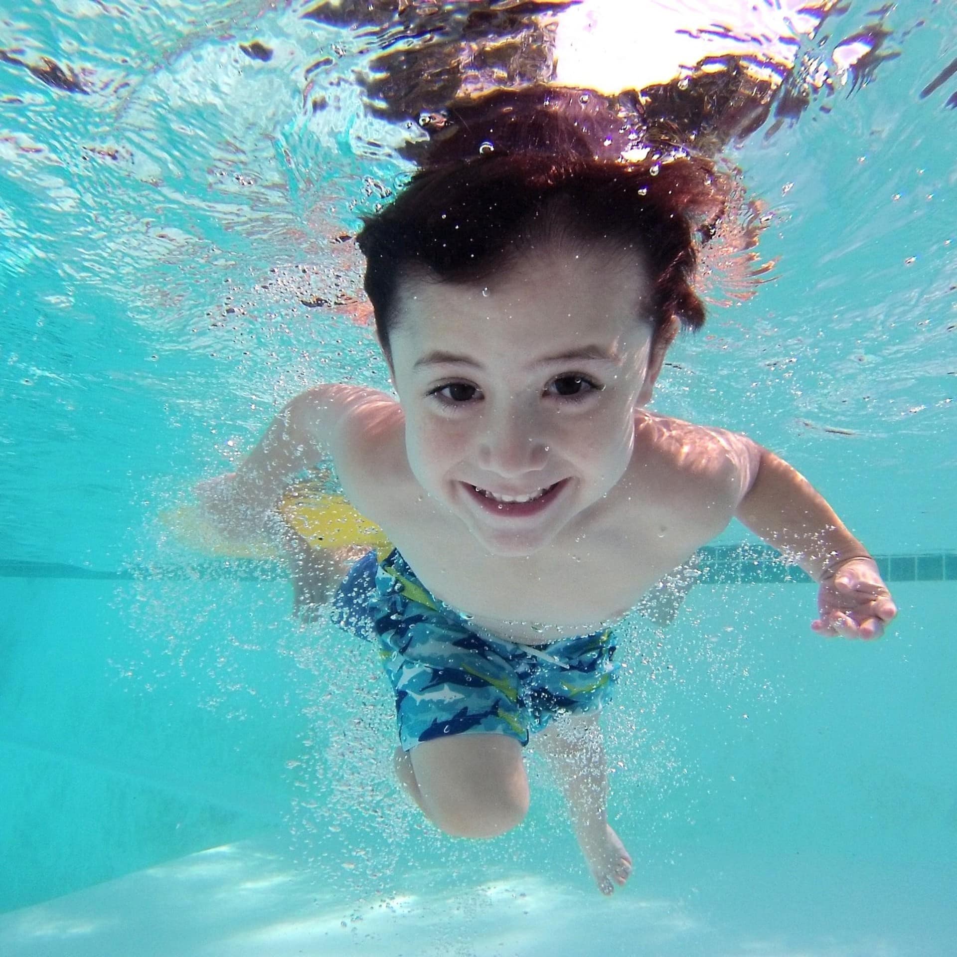 Ein schwimmendes Kind