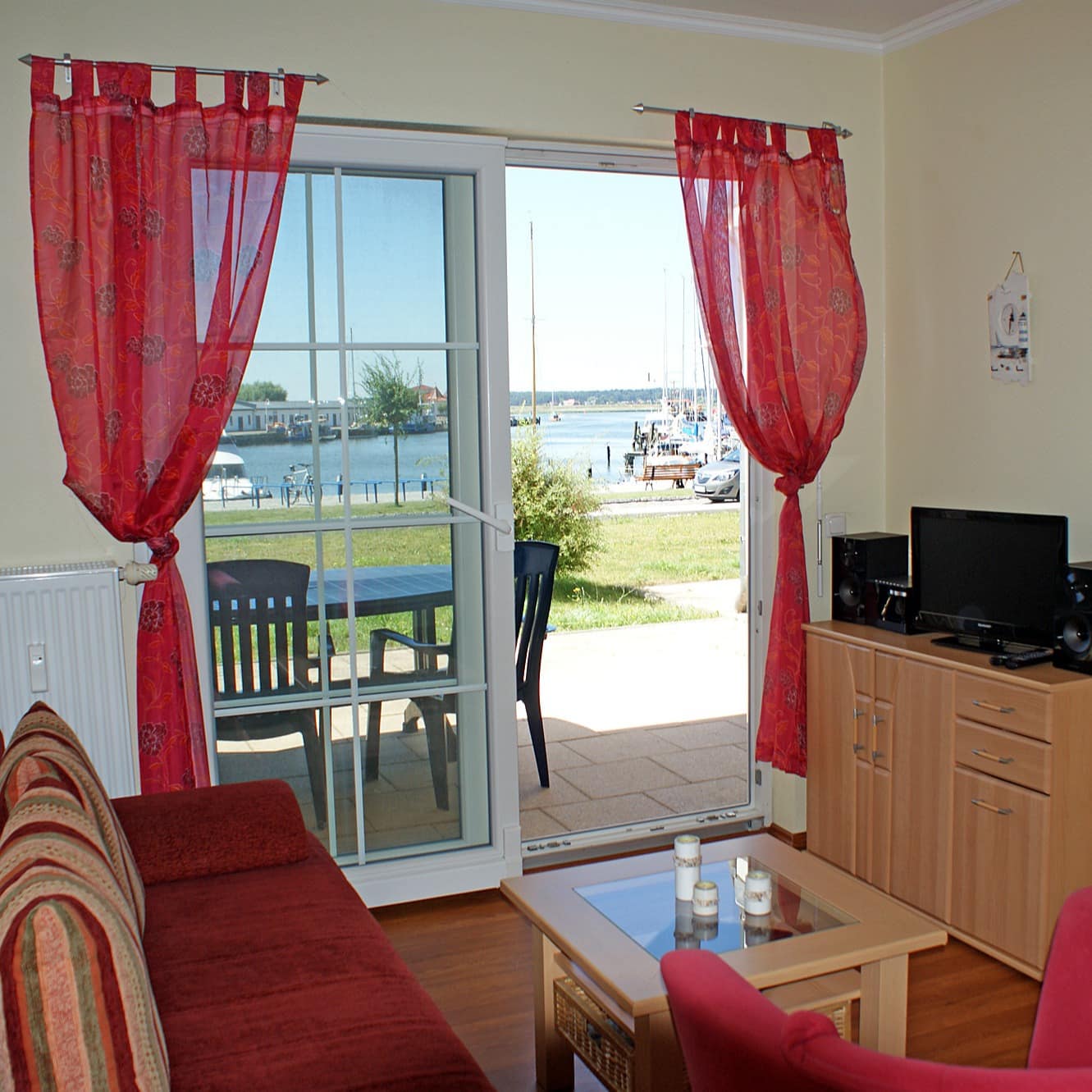 Wohnzimmer einer Erdgeschoss-Ferienwohnung in Karlshagen mit Blick auf den Hafen