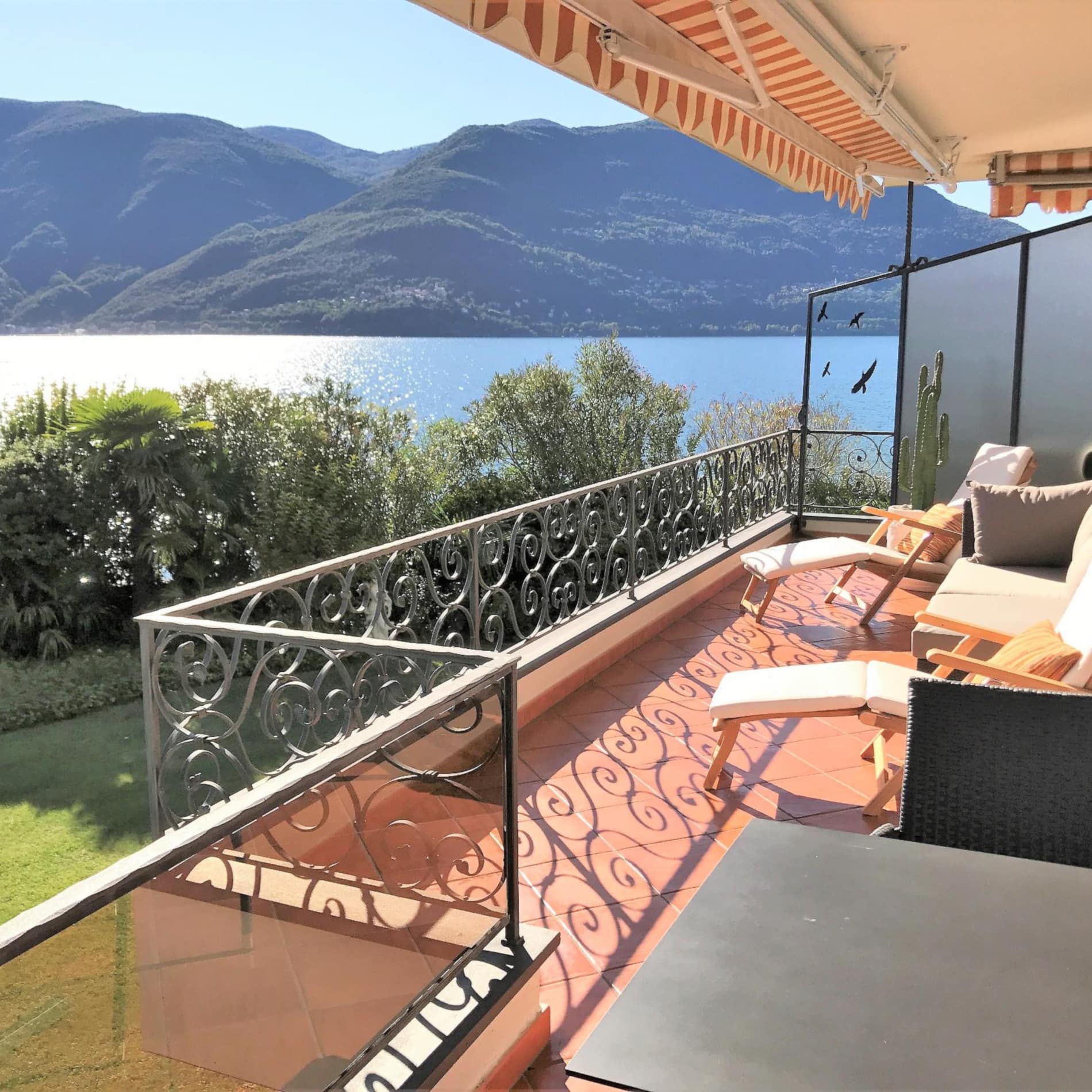 Balkon einer Ferienwohnung im Tessin mit traumhaftem Ausblick auf den Lago Maggiore