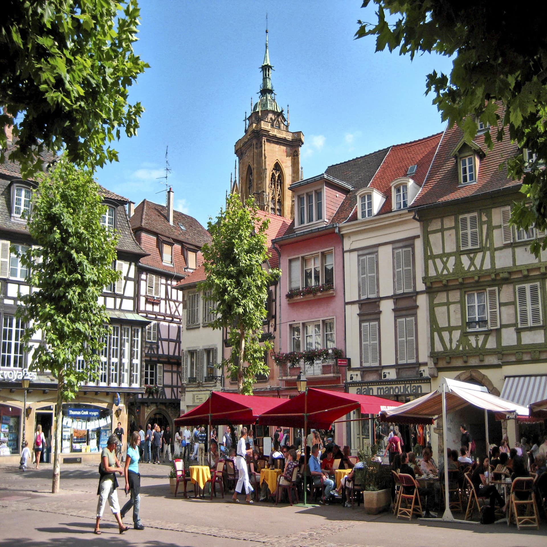 Blick über einen Platz in der Innenstadt mit Fachwerkhäusern und Restaurants.