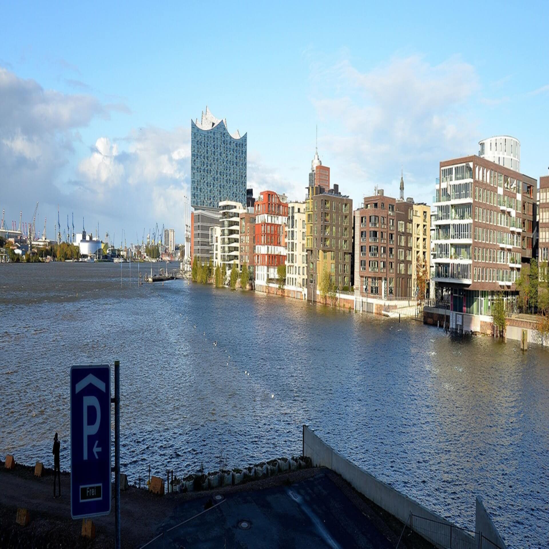 Blick aus einem Gebäude in der HafenCity auf die Häuser am gegenüberliegenden Ufer.