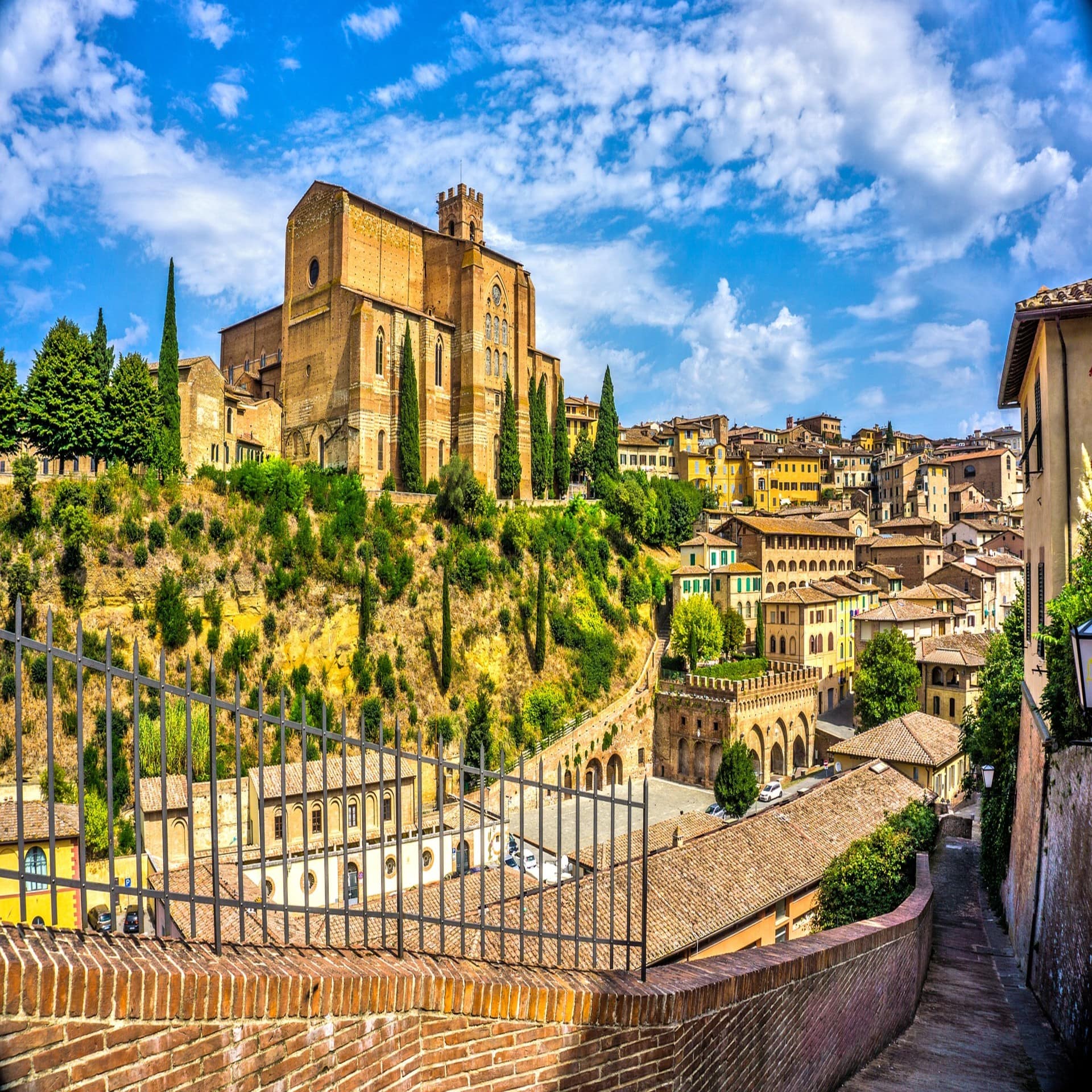 Blick auf das Dorf Siena mit einer Kathedrale aus Sandstein