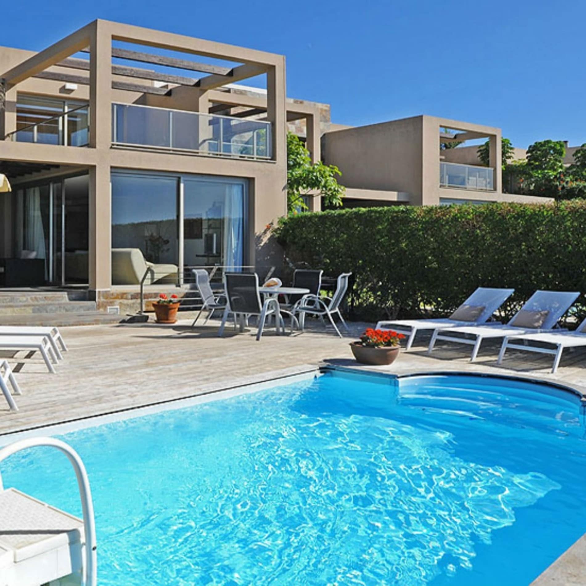Moderne Finca auf Gran Canaria mit Pool und Sonnenliegen
