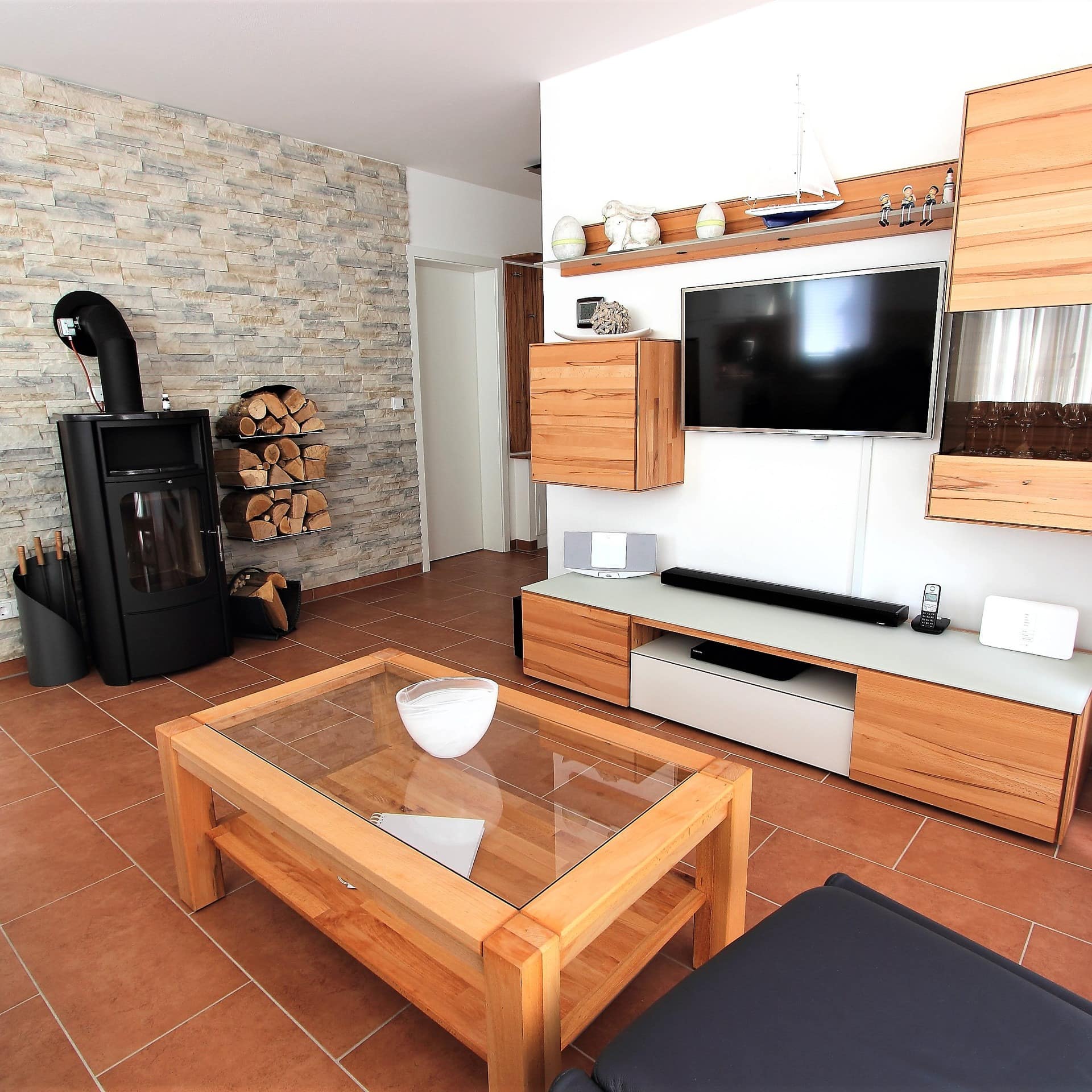 Wohnzimmer mit Kamin einer modern eingerichteten Ferienwohnung in Großenbrode