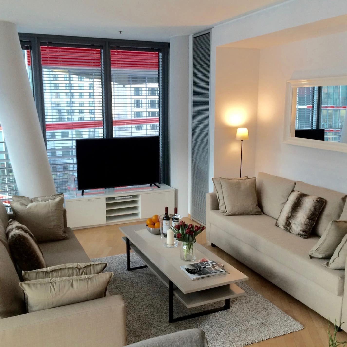Modernes Wohnzimmer mit hellen Möbeln in einer Ferienwohnung in Berlin