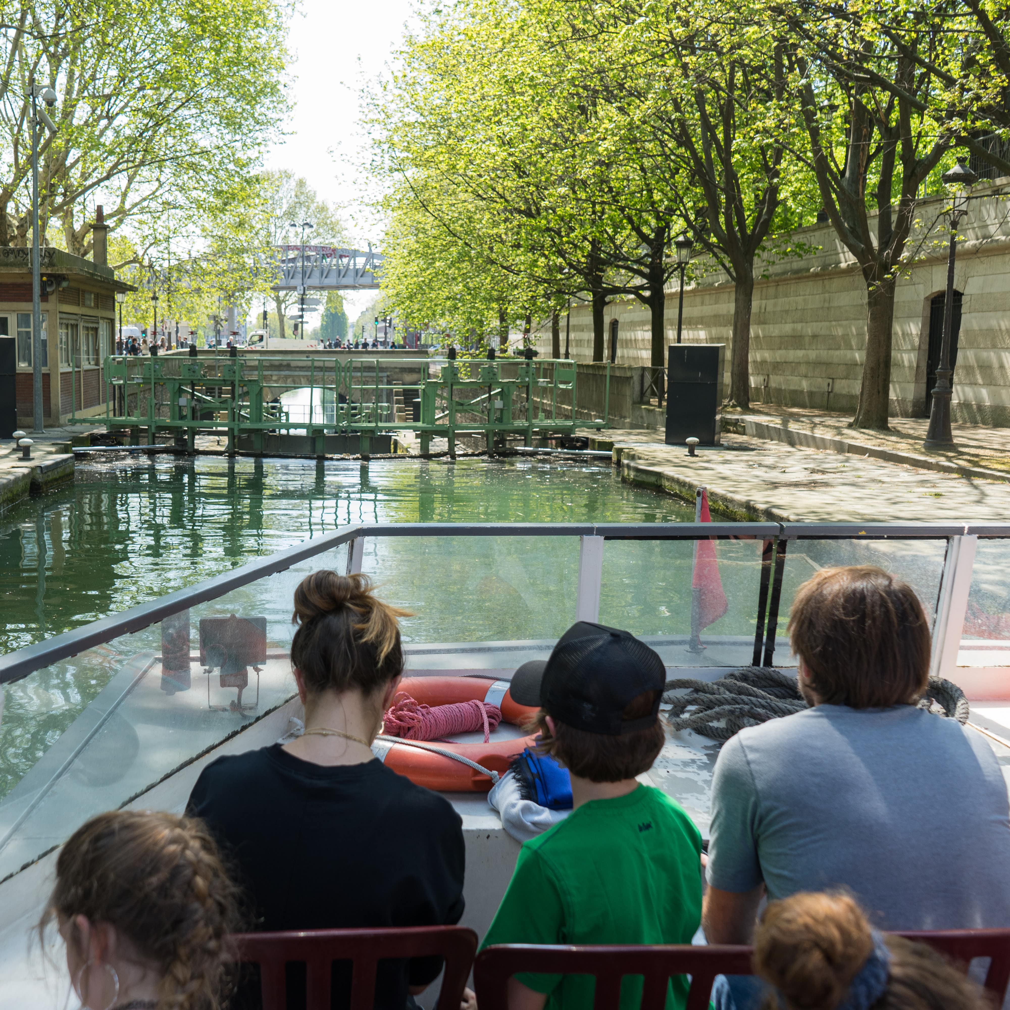 Erwachsene und Kinder in einem Boot in Paris