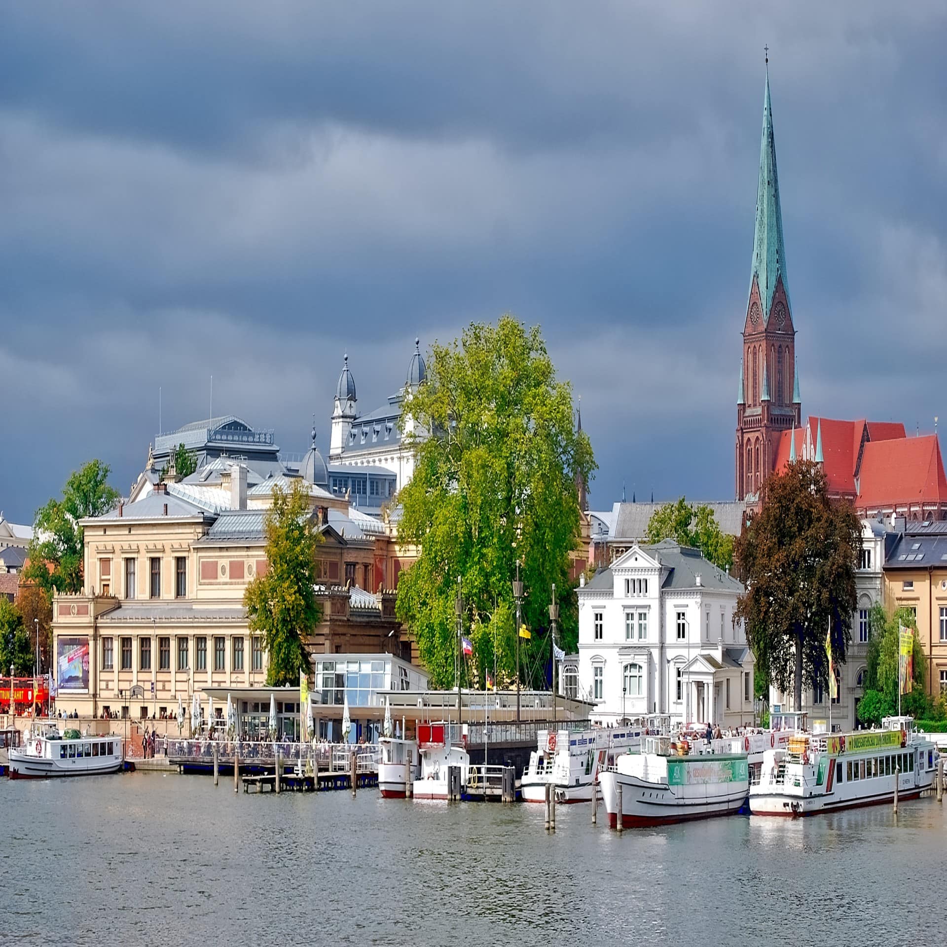 Blick vom Wasser auf die Anlegestelle von Stralsund, der Dom ist im Hintergrund zu sehen.